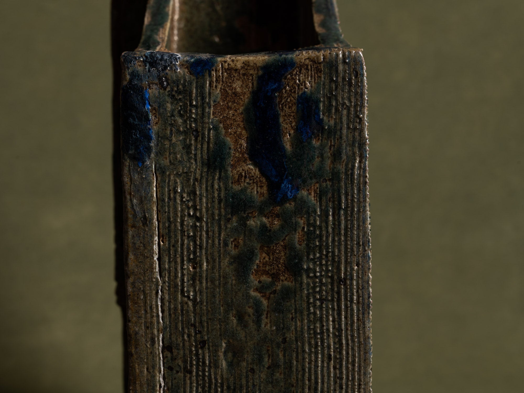 Pied de lampe / vase‑sculpture en grès de La Borne, France (vers 1975)..Sculptural stoneware lamp from La Borne, France (circa 1975)