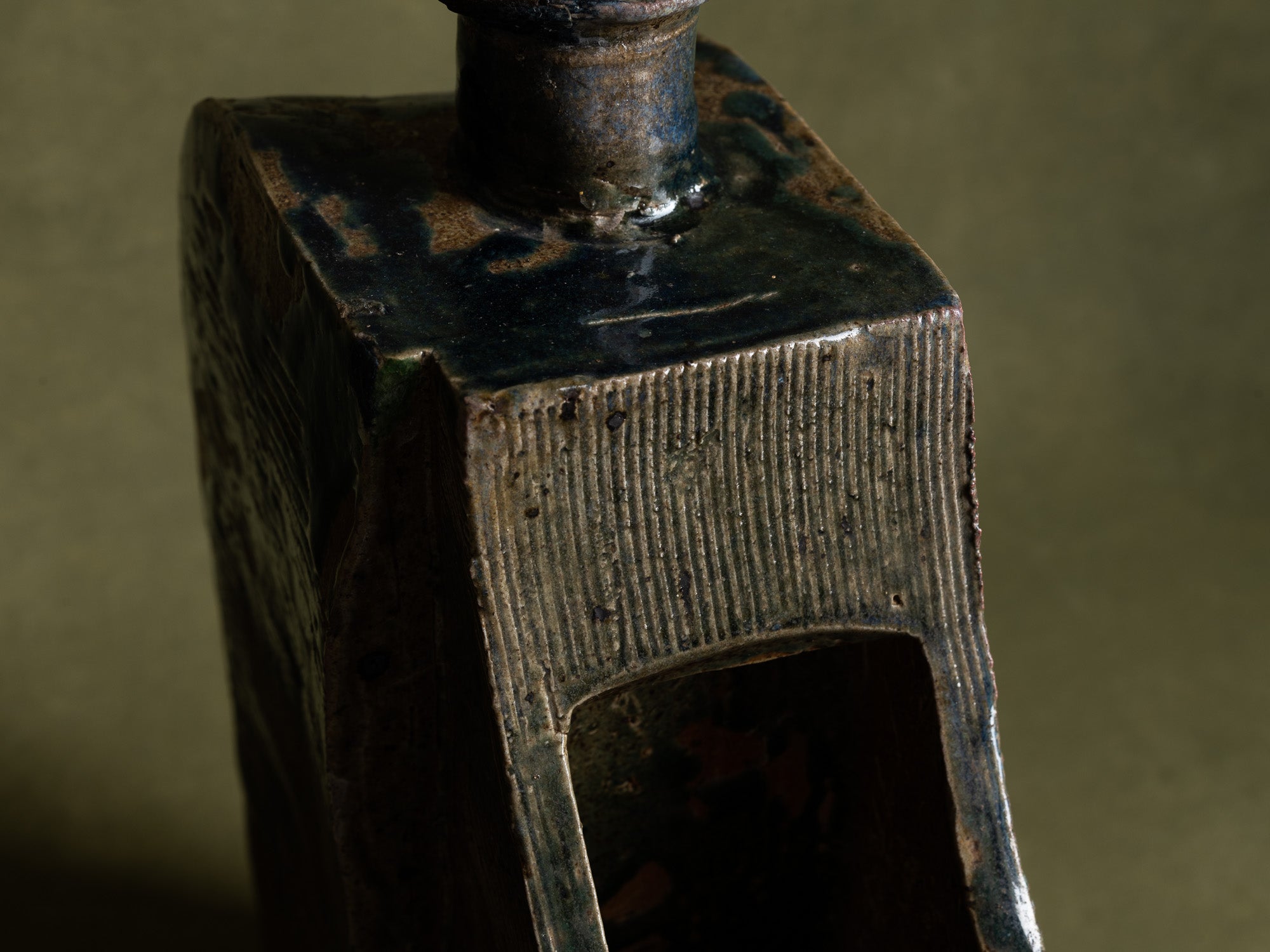 Pied de lampe / vase‑sculpture en grès de La Borne, France (vers 1975)..Sculptural stoneware lamp from La Borne, France (circa 1975)