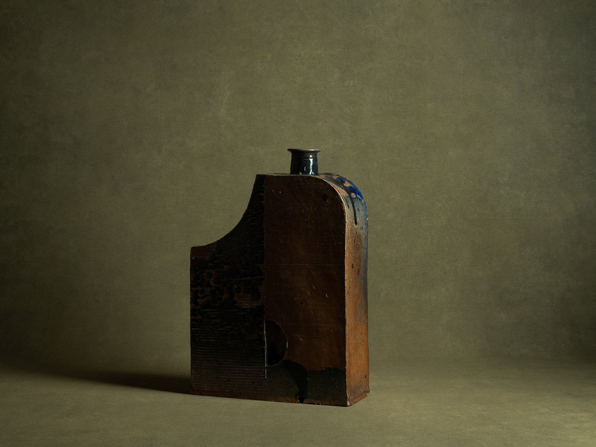 Pied de lampe / vase‑sculpture en grès de La Borne, France (vers 1975)..Sculptural stoneware lamp from La Borne, France (circa 1975)