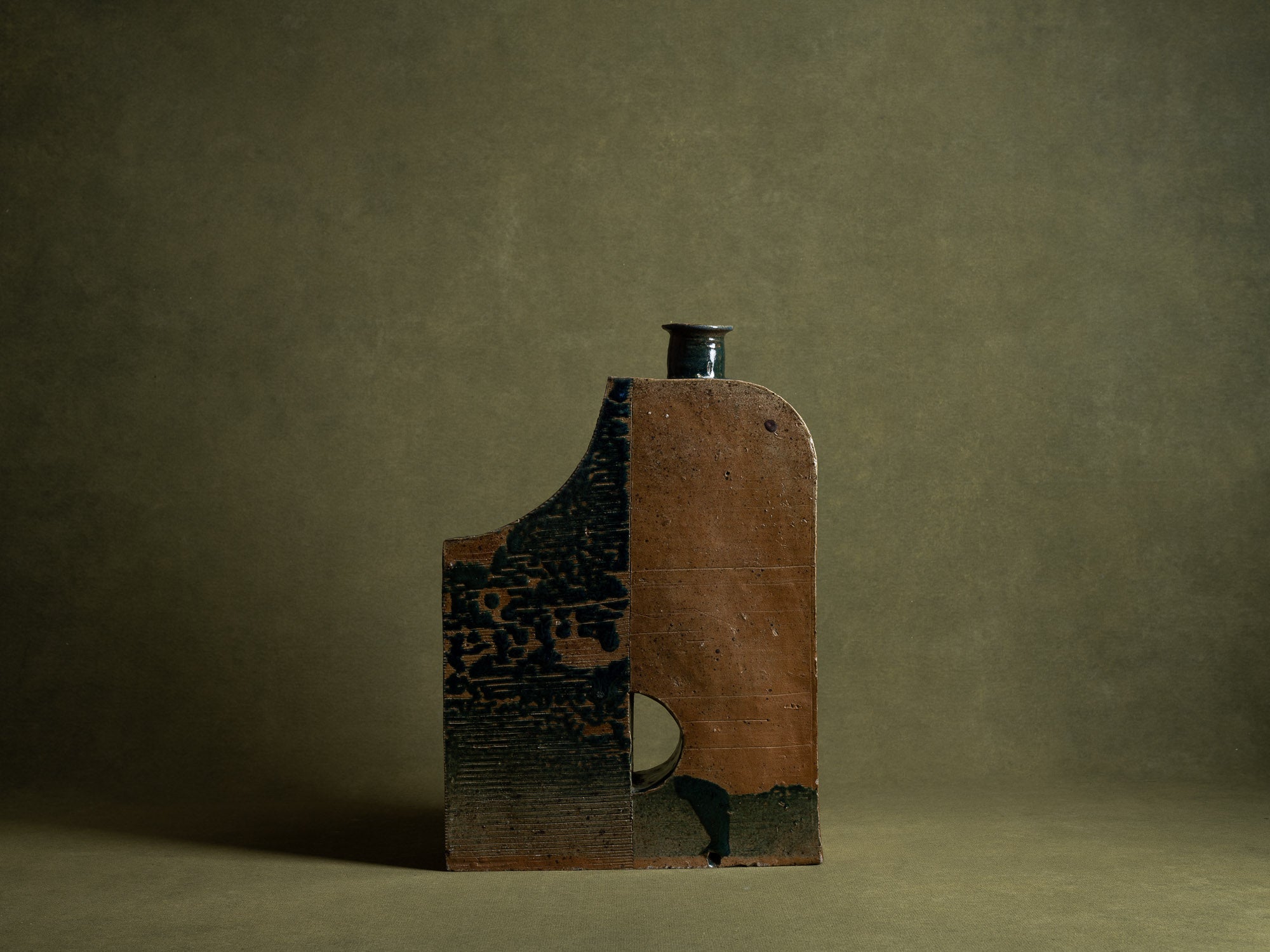 Pied de lampe / vase‑sculpture en grès de La Borne, France (vers 1975)..Sculptural stoneware lamp from La Borne, France (circa 1975)