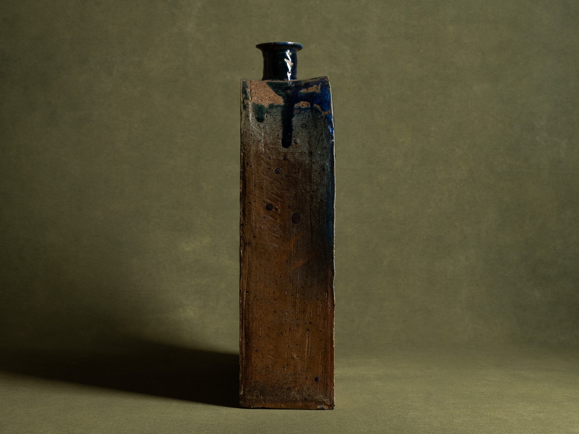 Pied de lampe / vase‑sculpture en grès de La Borne, France (vers 1975)..Sculptural stoneware lamp from La Borne, France (circa 1975)