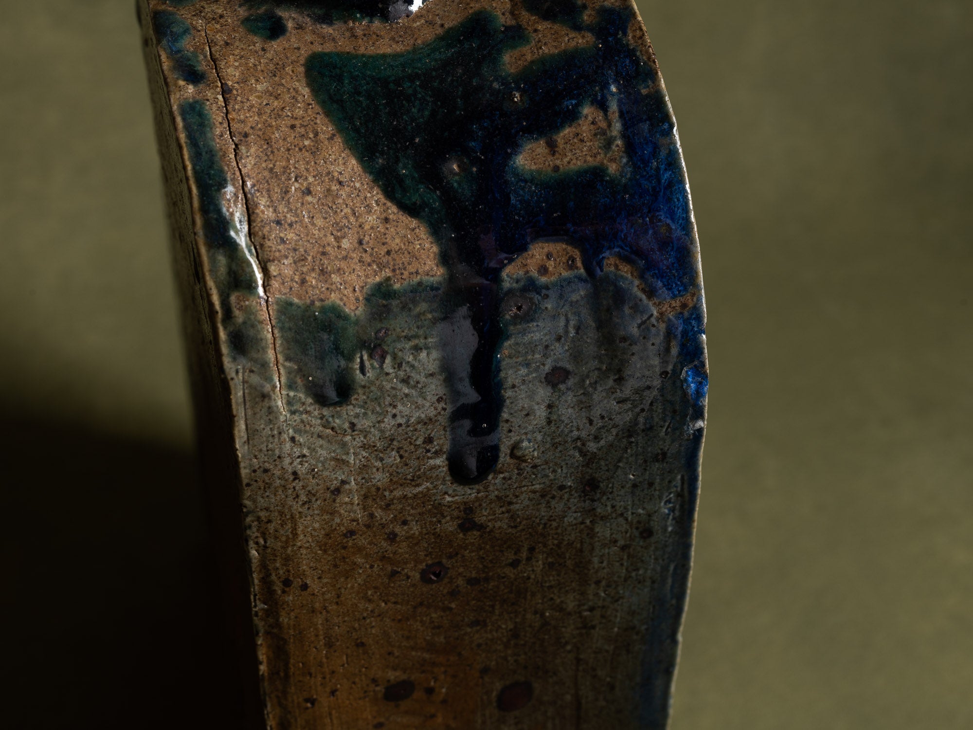 Pied de lampe / vase‑sculpture en grès de La Borne, France (vers 1975)..Sculptural stoneware lamp from La Borne, France (circa 1975)