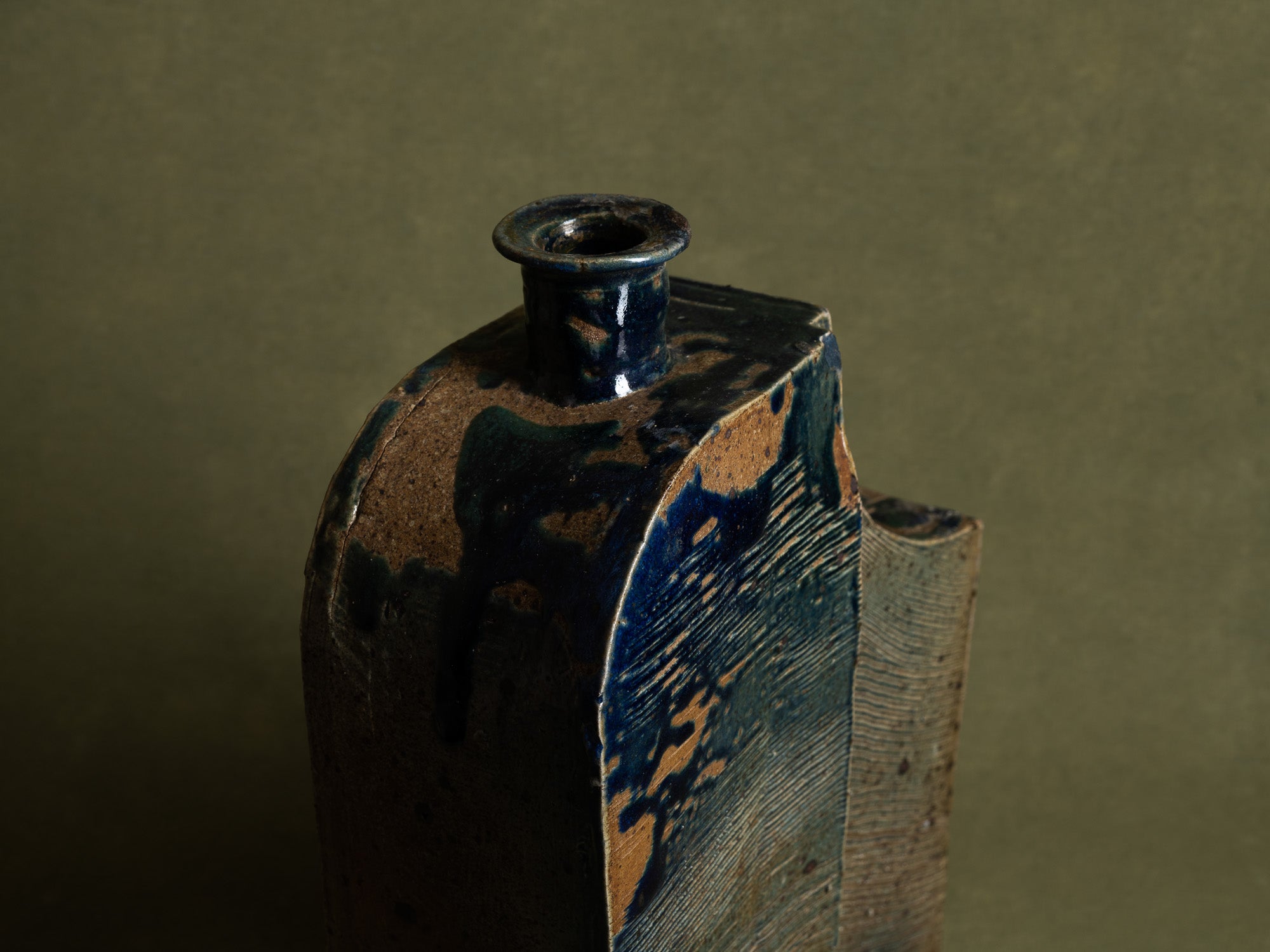 Pied de lampe / vase‑sculpture en grès de La Borne, France (vers 1975)..Sculptural stoneware lamp from La Borne, France (circa 1975)