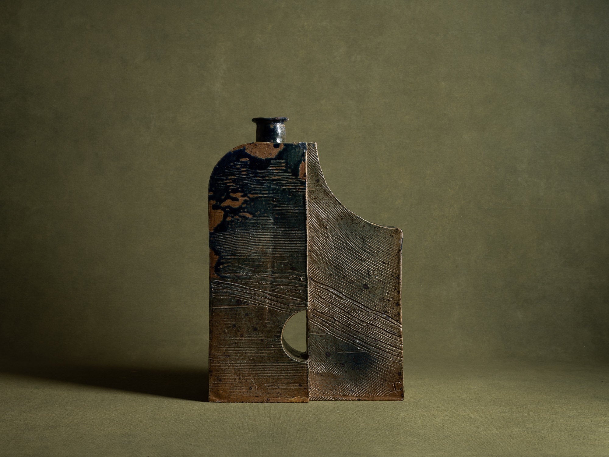 Pied de lampe / vase‑sculpture en grès de La Borne, France (vers 1975)..Sculptural stoneware lamp from La Borne, France (circa 1975)