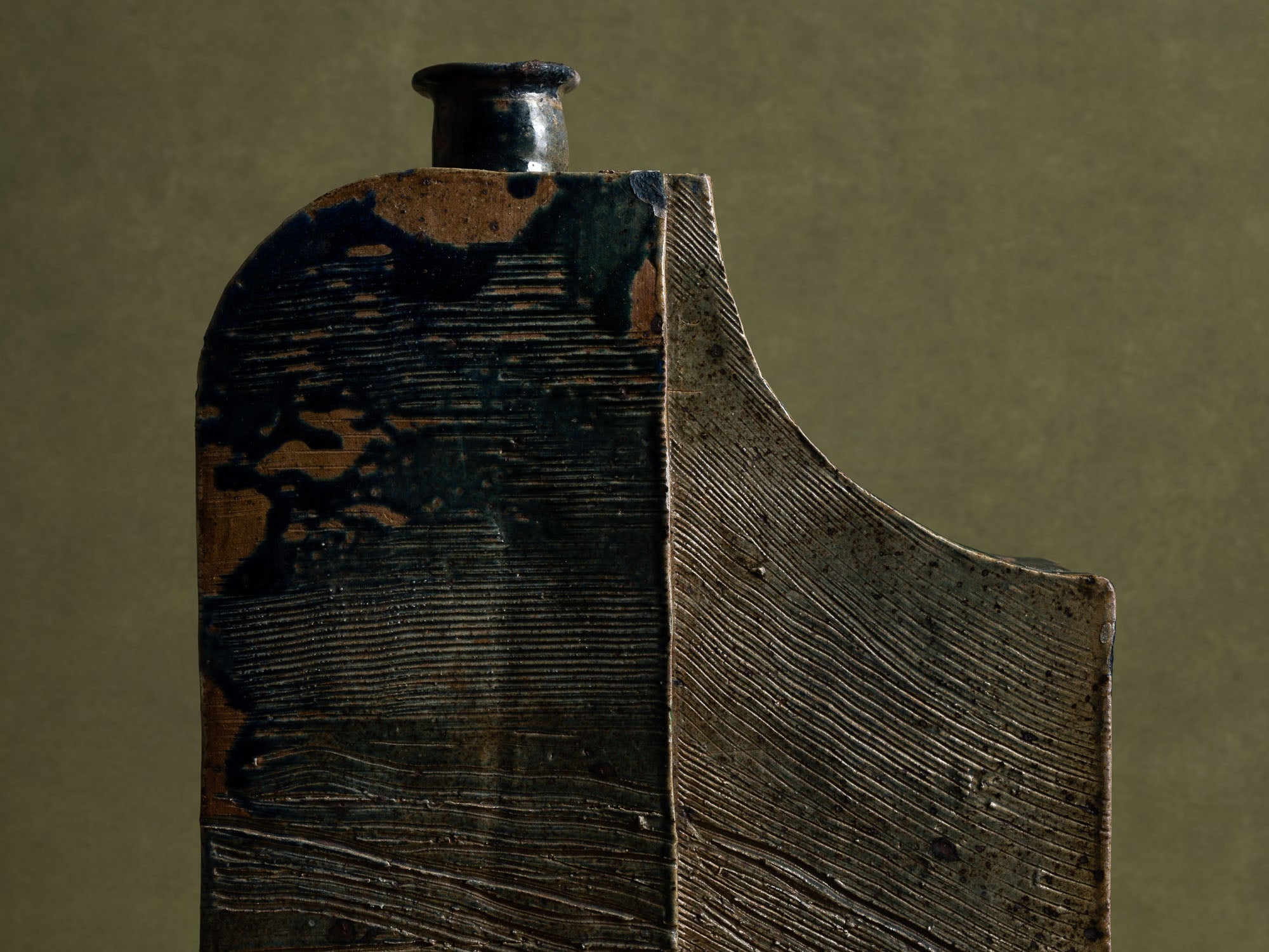 Pied de lampe / vase‑sculpture en grès de La Borne, France (vers 1975)..Sculptural stoneware lamp from La Borne, France (circa 1975)