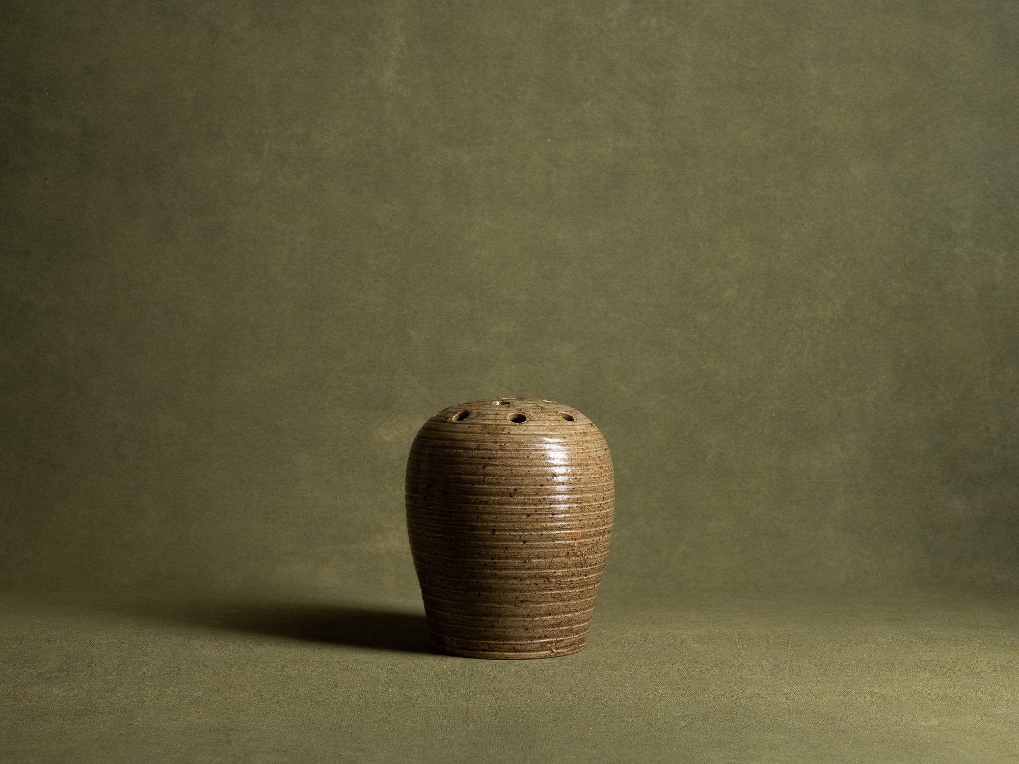 Pique‑fleur sculptural en grès de La Borne par Marius Bernon, France (vers 1930)..Sculptural La Borne stoneware "ikebana" flower vase by Marius Bernon, France (circa 1930)