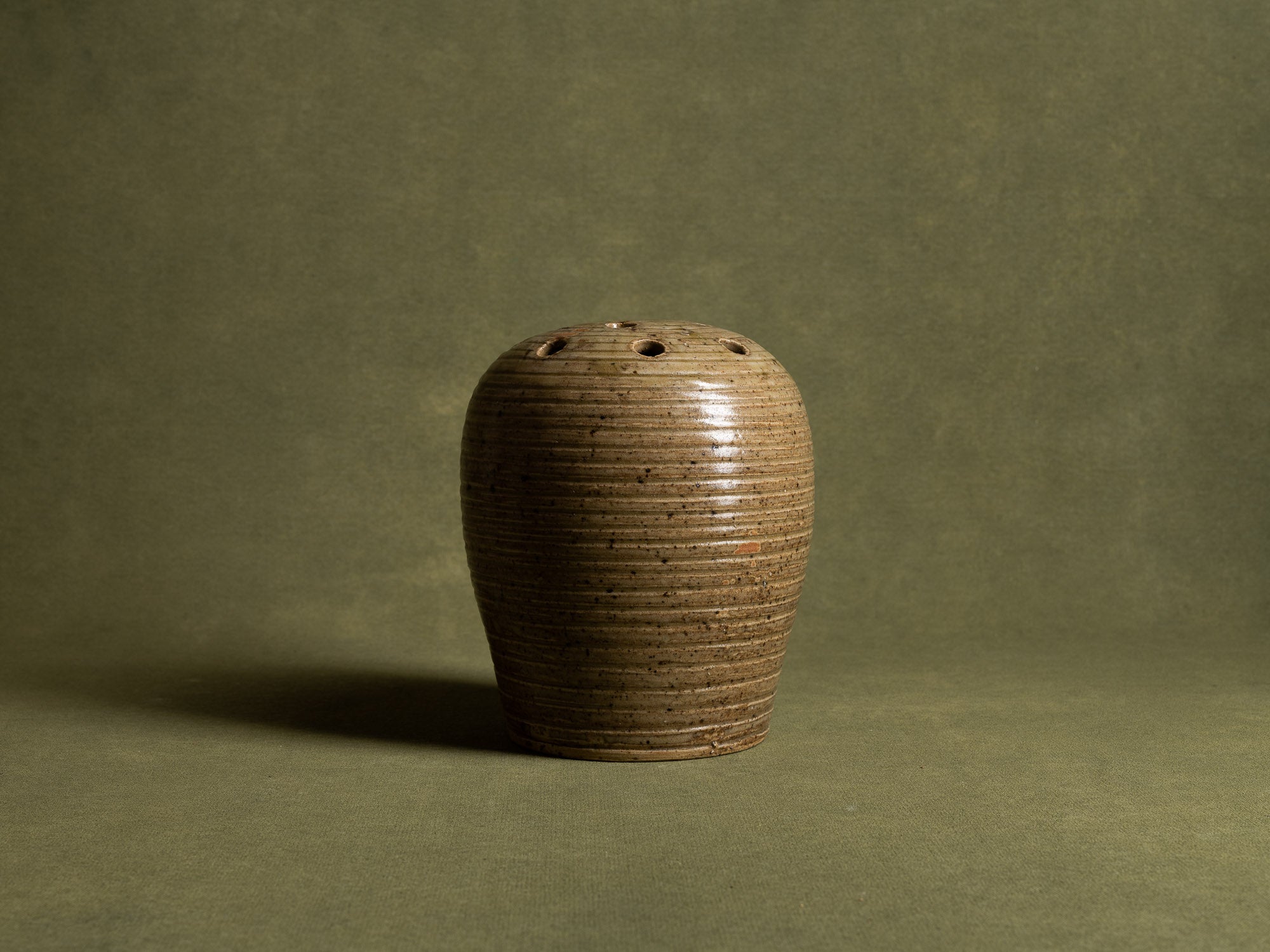 Pique‑fleur sculptural en grès de La Borne par Marius Bernon, France (vers 1930)..Sculptural La Borne stoneware "ikebana" flower vase by Marius Bernon, France (circa 1930)