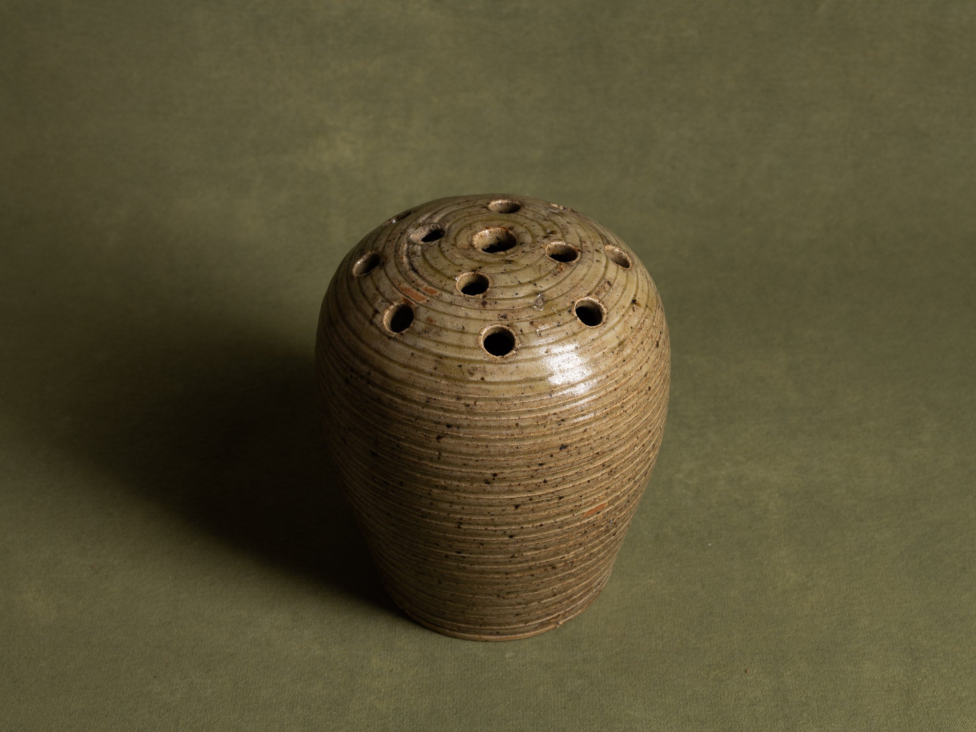 Pique‑fleur sculptural en grès de La Borne par Marius Bernon, France (vers 1930)..Sculptural La Borne stoneware "ikebana" flower vase by Marius Bernon, France (circa 1930)