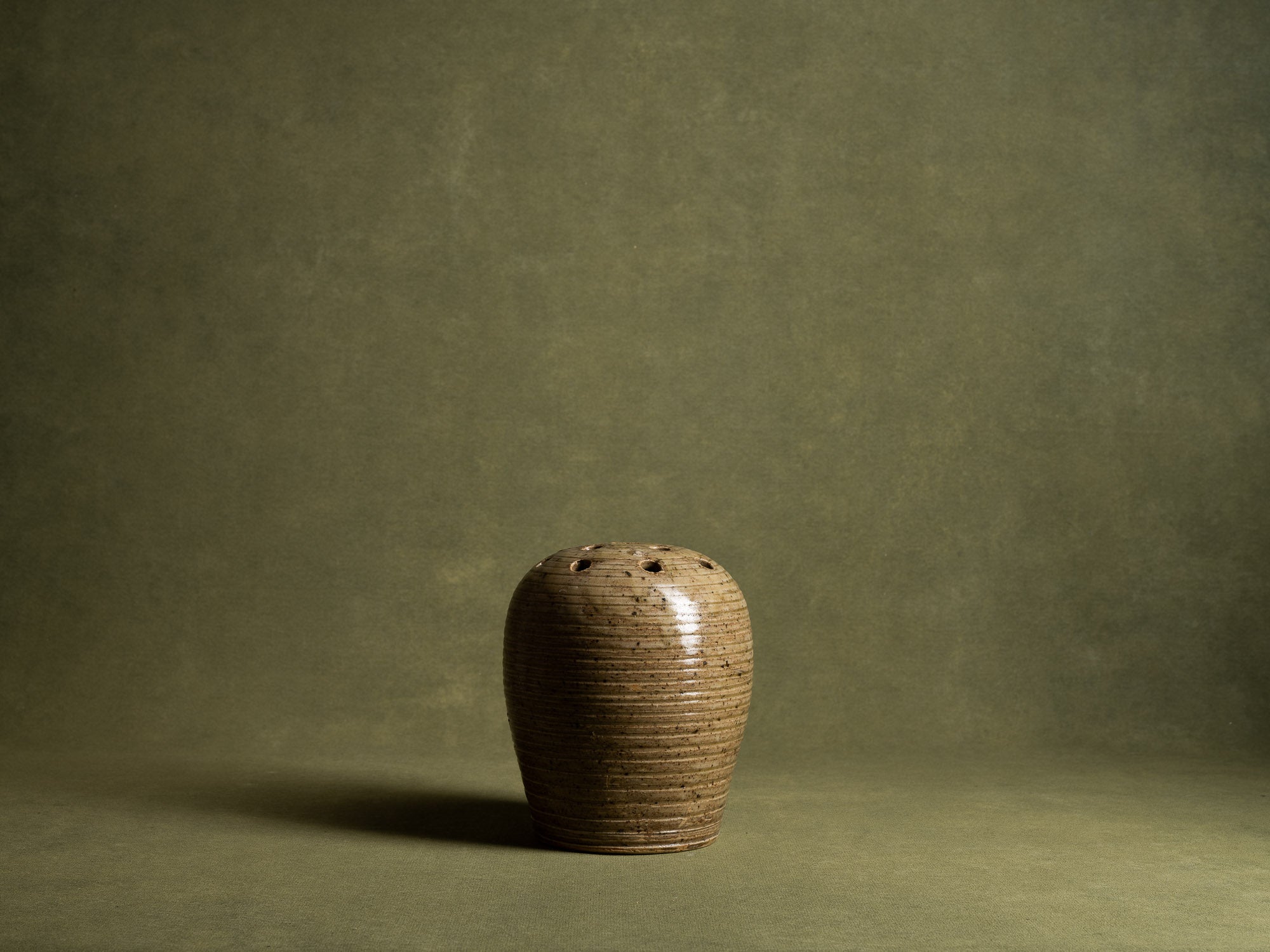Pique‑fleur sculptural en grès de La Borne par Marius Bernon, France (vers 1930)..Sculptural La Borne stoneware "ikebana" flower vase by Marius Bernon, France (circa 1930)