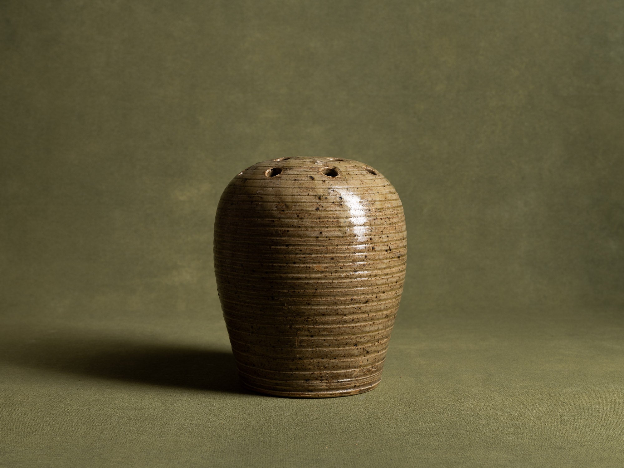 Pique‑fleur sculptural en grès de La Borne par Marius Bernon, France (vers 1930)..Sculptural La Borne stoneware "ikebana" flower vase by Marius Bernon, France (circa 1930)
