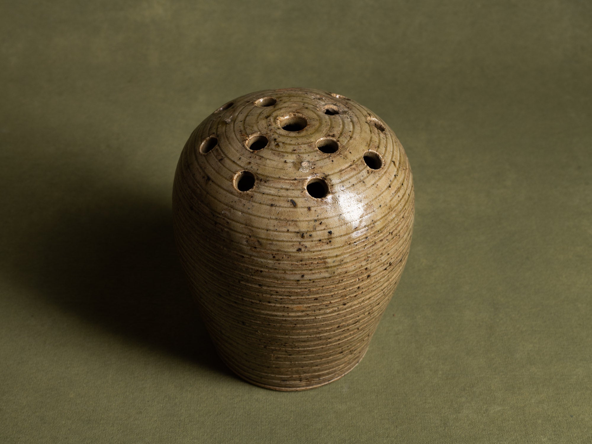 Pique‑fleur sculptural en grès de La Borne par Marius Bernon, France (vers 1930)..Sculptural La Borne stoneware "ikebana" flower vase by Marius Bernon, France (circa 1930)