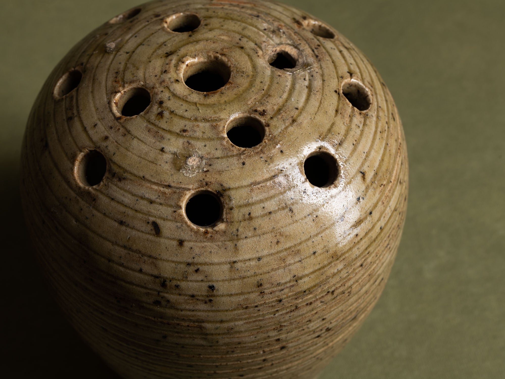 Pique‑fleur sculptural en grès de La Borne par Marius Bernon, France (vers 1930)..Sculptural La Borne stoneware "ikebana" flower vase by Marius Bernon, France (circa 1930)