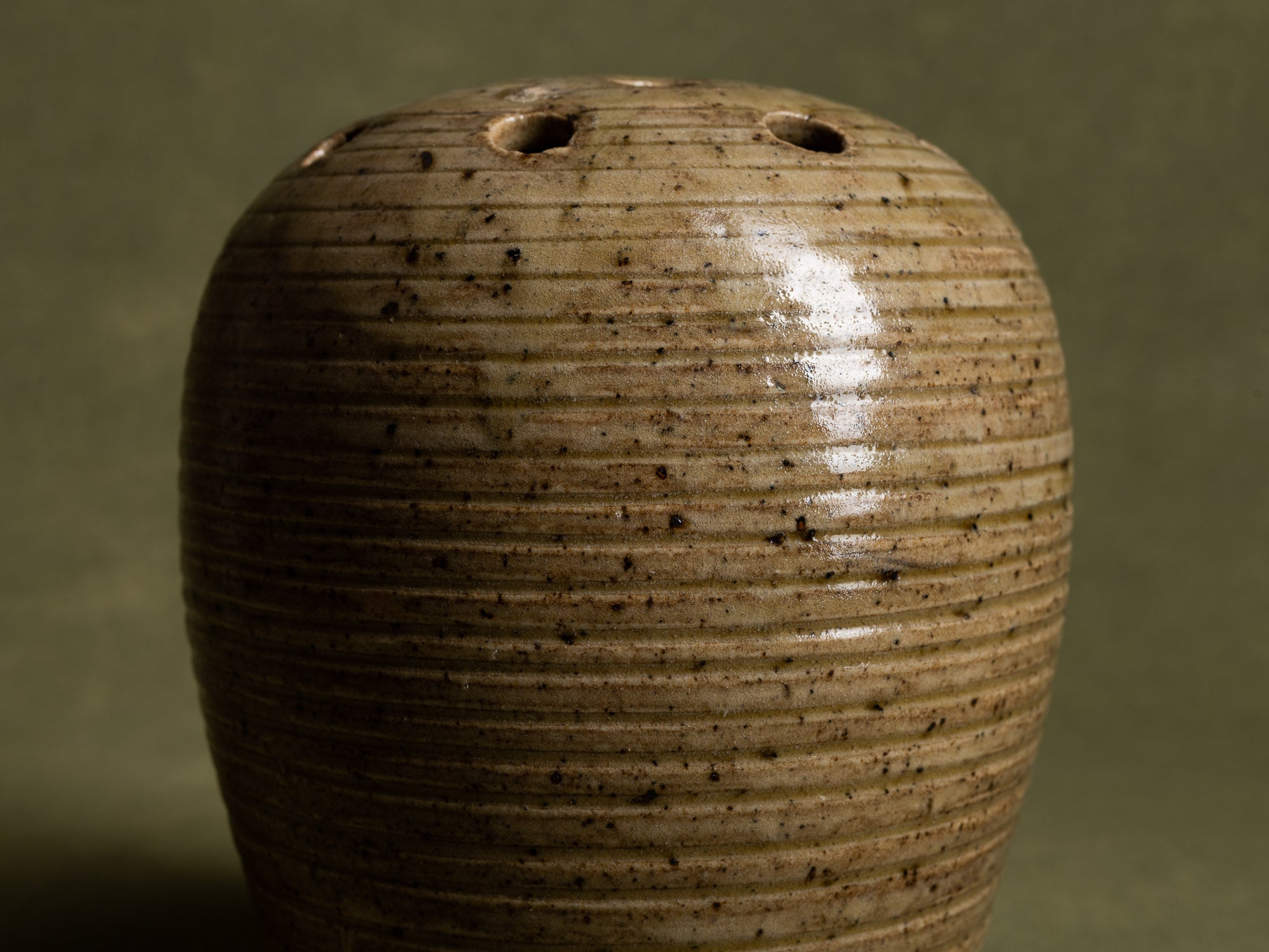 Pique‑fleur sculptural en grès de La Borne par Marius Bernon, France (vers 1930)..Sculptural La Borne stoneware "ikebana" flower vase by Marius Bernon, France (circa 1930)