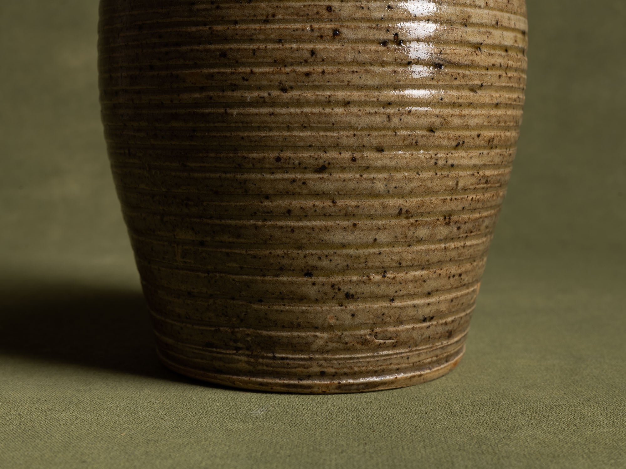 Pique‑fleur sculptural en grès de La Borne par Marius Bernon, France (vers 1930)..Sculptural La Borne stoneware "ikebana" flower vase by Marius Bernon, France (circa 1930)