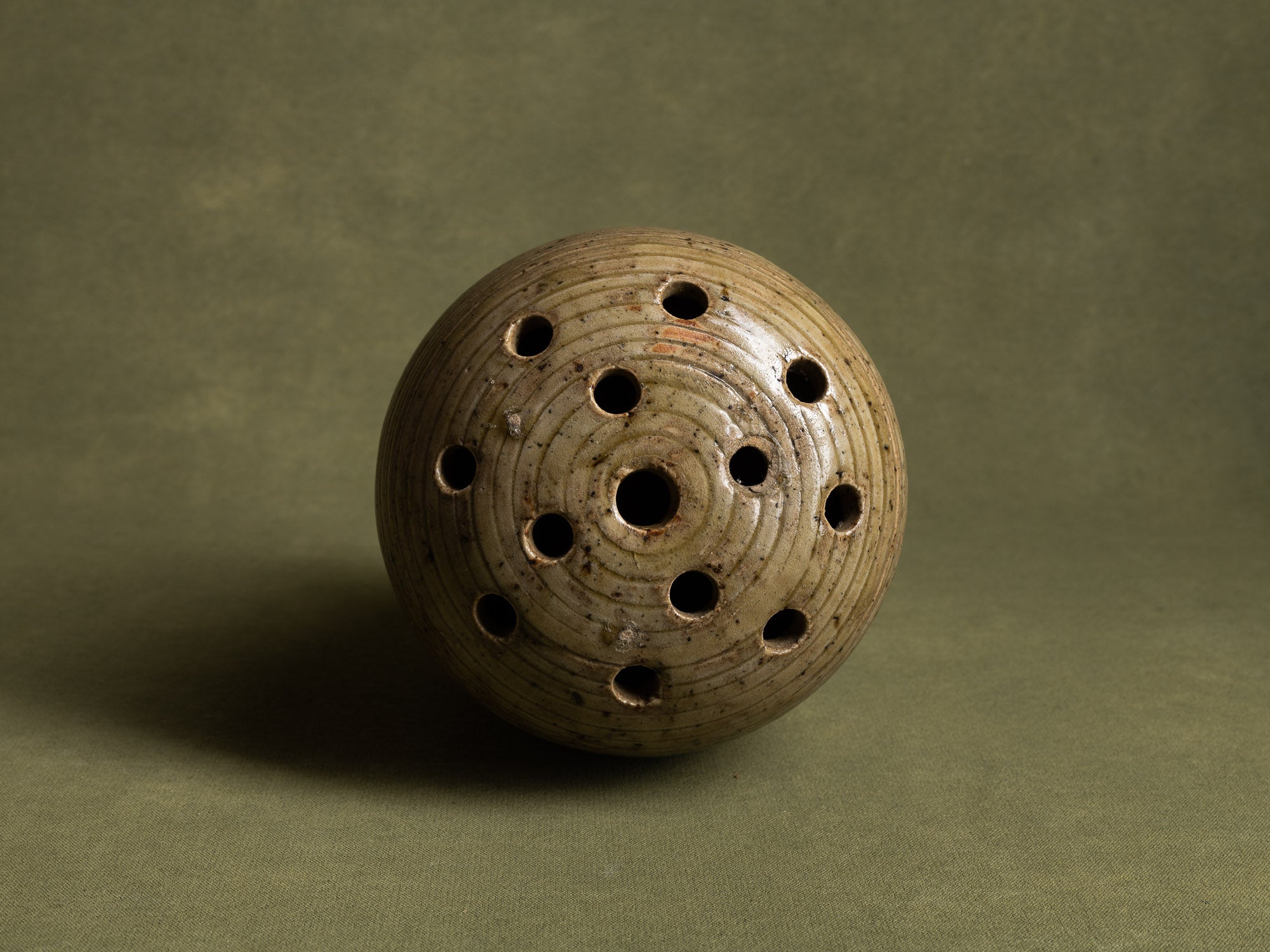 Pique‑fleur sculptural en grès de La Borne par Marius Bernon, France (vers 1930)..Sculptural La Borne stoneware "ikebana" flower vase by Marius Bernon, France (circa 1930)