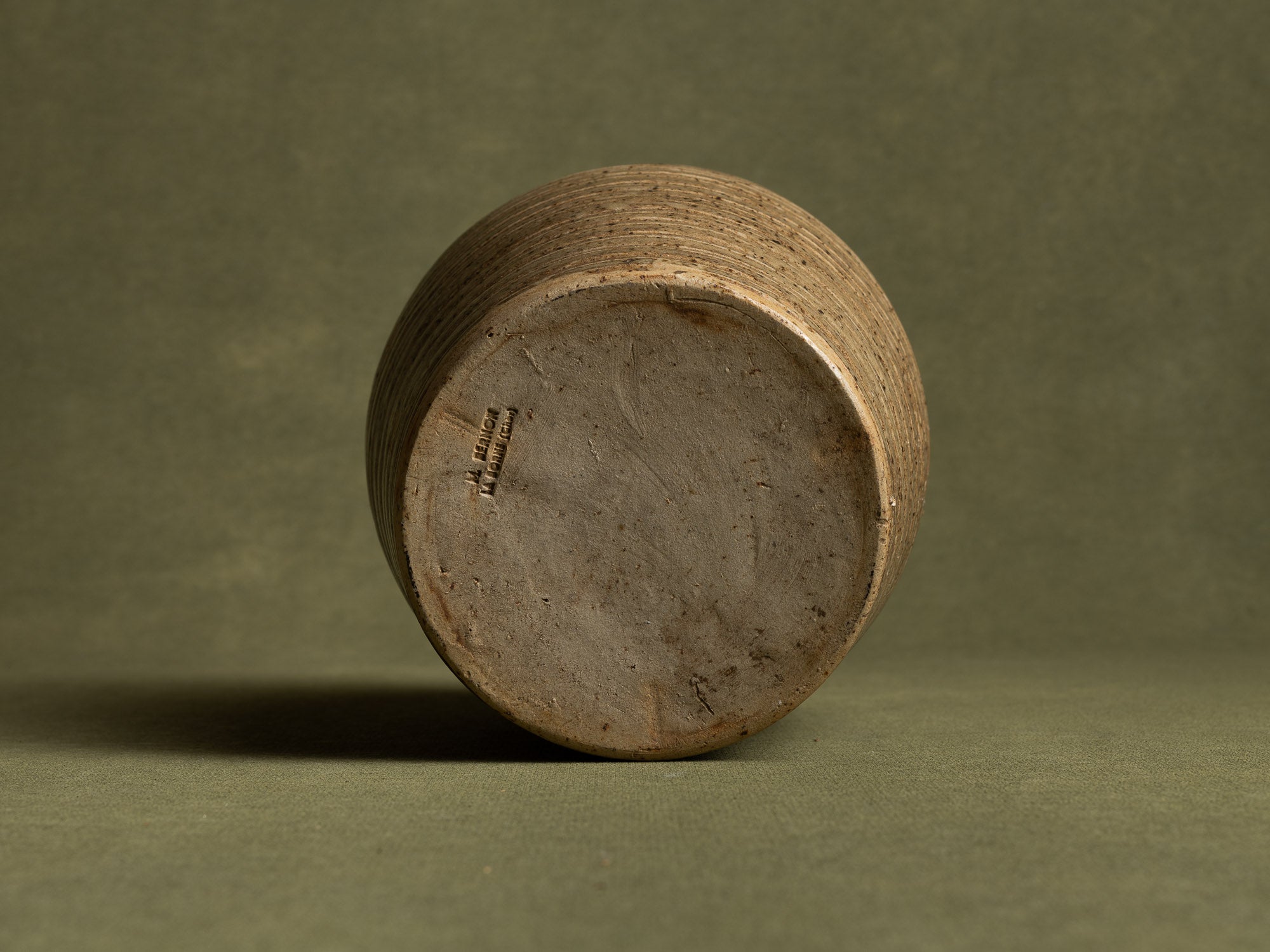 Pique‑fleur sculptural en grès de La Borne par Marius Bernon, France (vers 1930)..Sculptural La Borne stoneware "ikebana" flower vase by Marius Bernon, France (circa 1930)