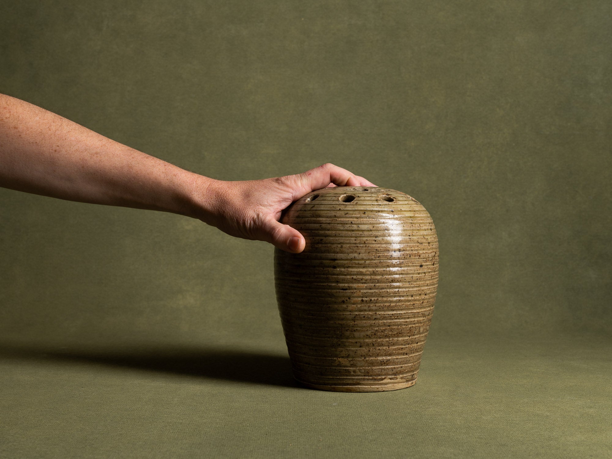 Pique‑fleur sculptural en grès de La Borne par Marius Bernon, France (vers 1930)..Sculptural La Borne stoneware "ikebana" flower vase by Marius Bernon, France (circa 1930)
