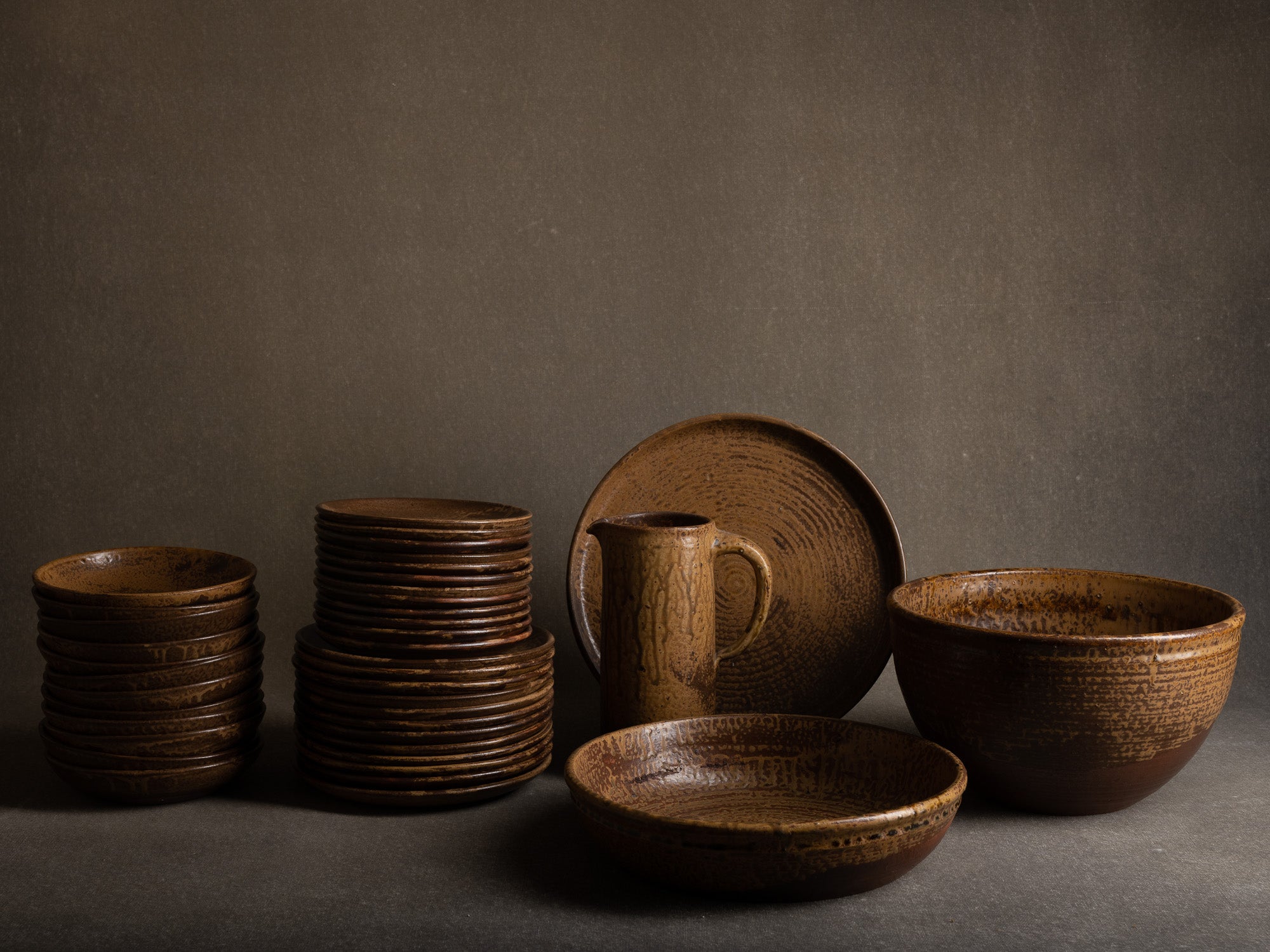 Important service de table en grès par André Bodin, France (vers 1965)..Wabi Sabi Tableware plates set by André Bodin, France (circa 1965)