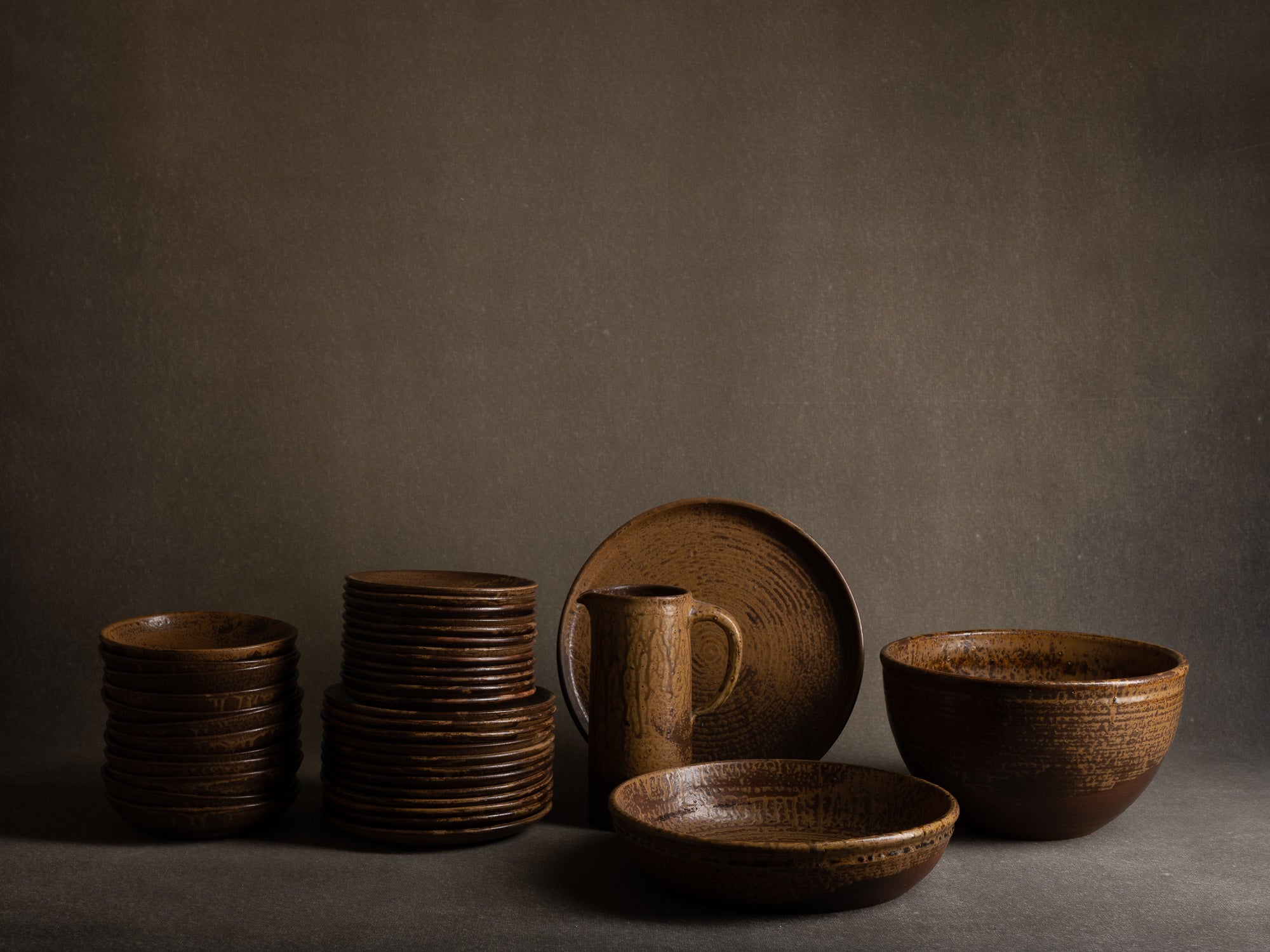 Important service de table en grès par André Bodin, France (vers 1965)..Wabi Sabi Tableware plates set by André Bodin, France (circa 1965)