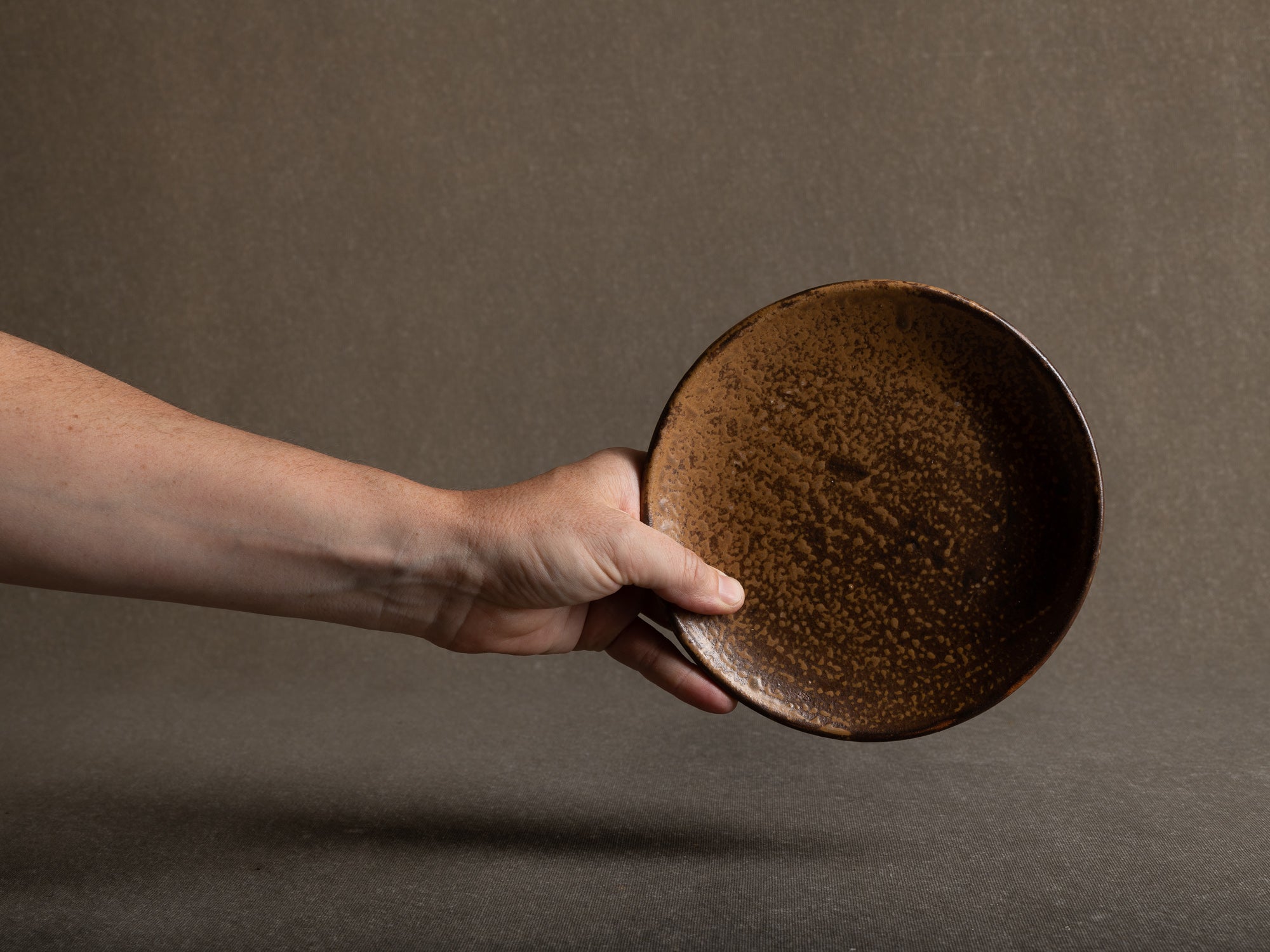 Important service de table en grès par André Bodin, France (vers 1965)..Wabi Sabi Tableware plates set by André Bodin, France (circa 1965)