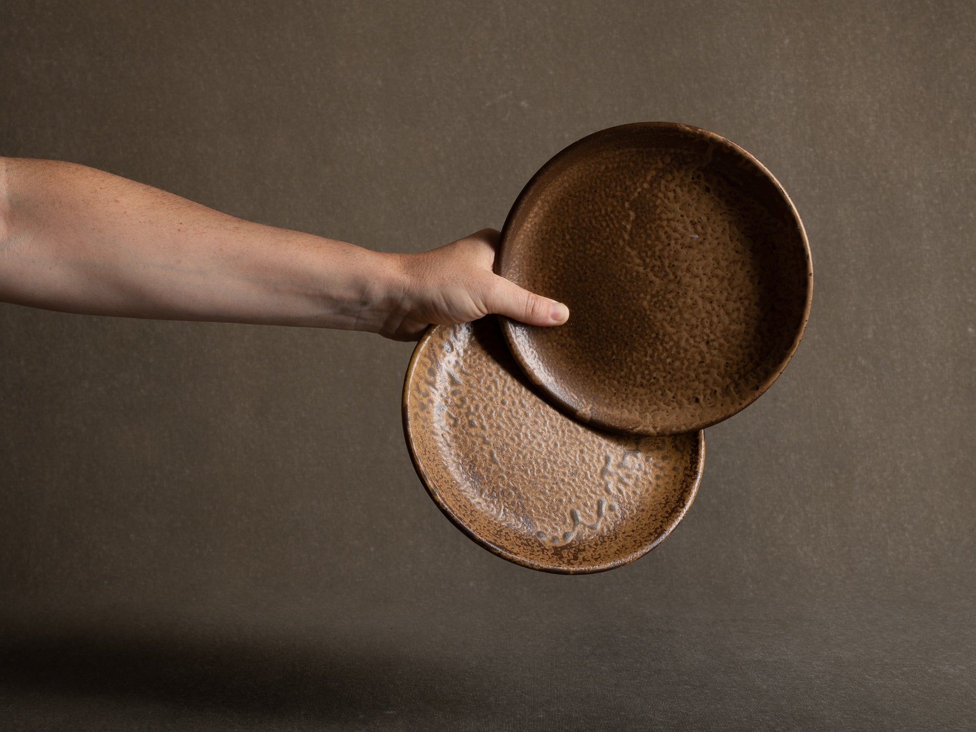 Important service de table en grès par André Bodin, France (vers 1965)..Wabi Sabi Tableware plates set by André Bodin, France (circa 1965)
