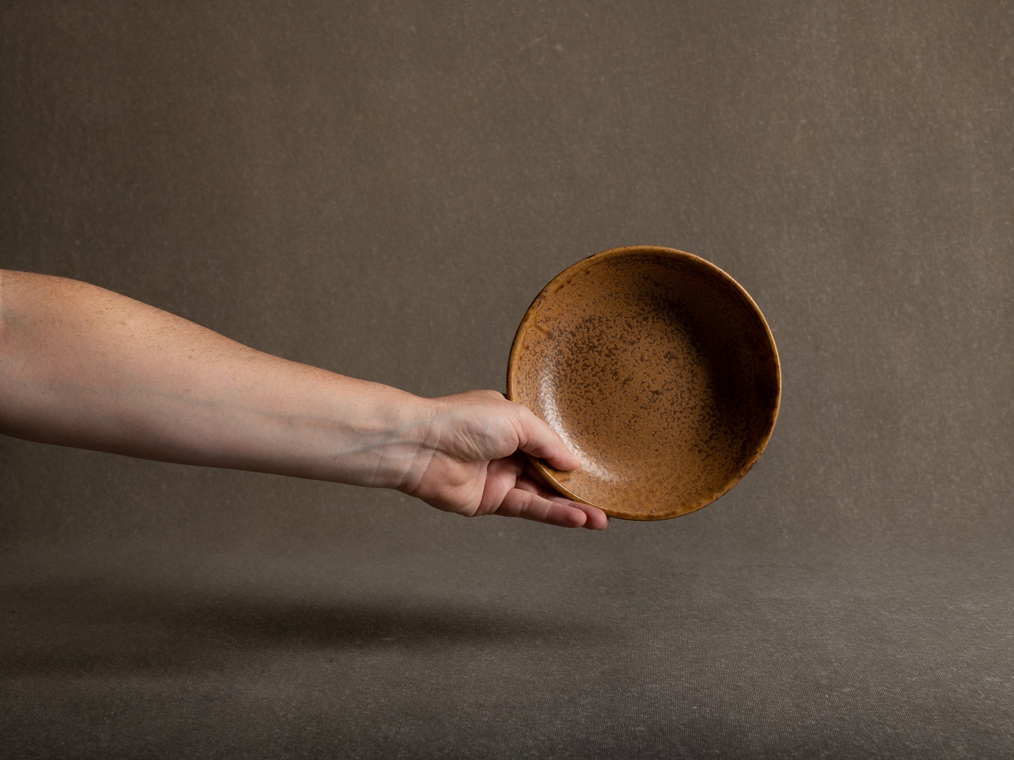 Important service de table en grès par André Bodin, France (vers 1965)..Wabi Sabi Tableware plates set by André Bodin, France (circa 1965)