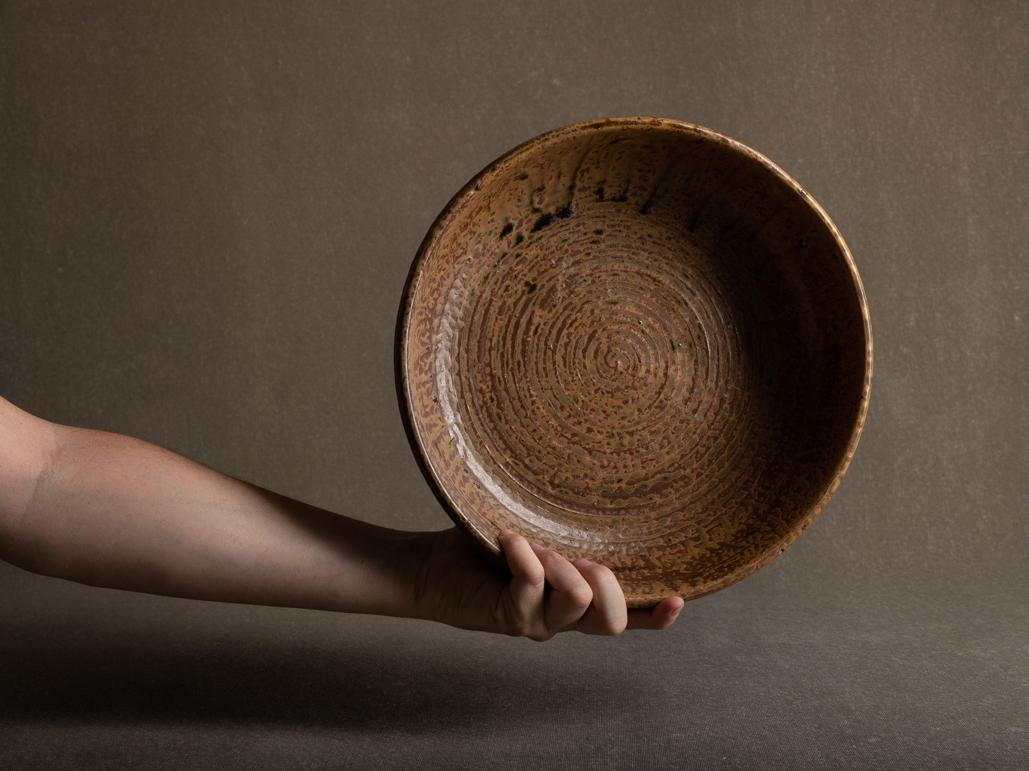 Important service de table en grès par André Bodin, France (vers 1965)..Wabi Sabi Tableware plates set by André Bodin, France (circa 1965)