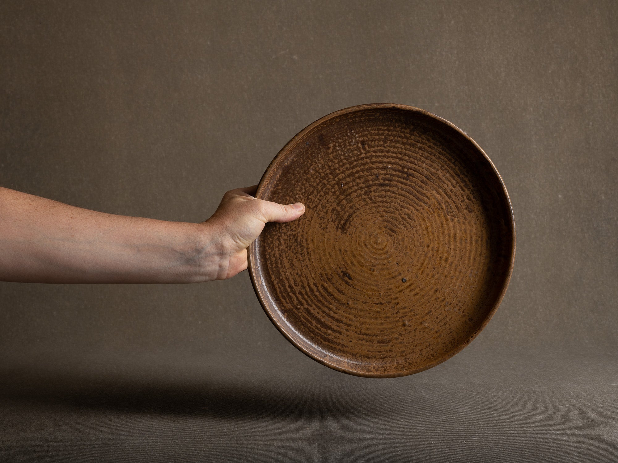 Important service de table en grès par André Bodin, France (vers 1965)..Wabi Sabi Tableware plates set by André Bodin, France (circa 1965)
