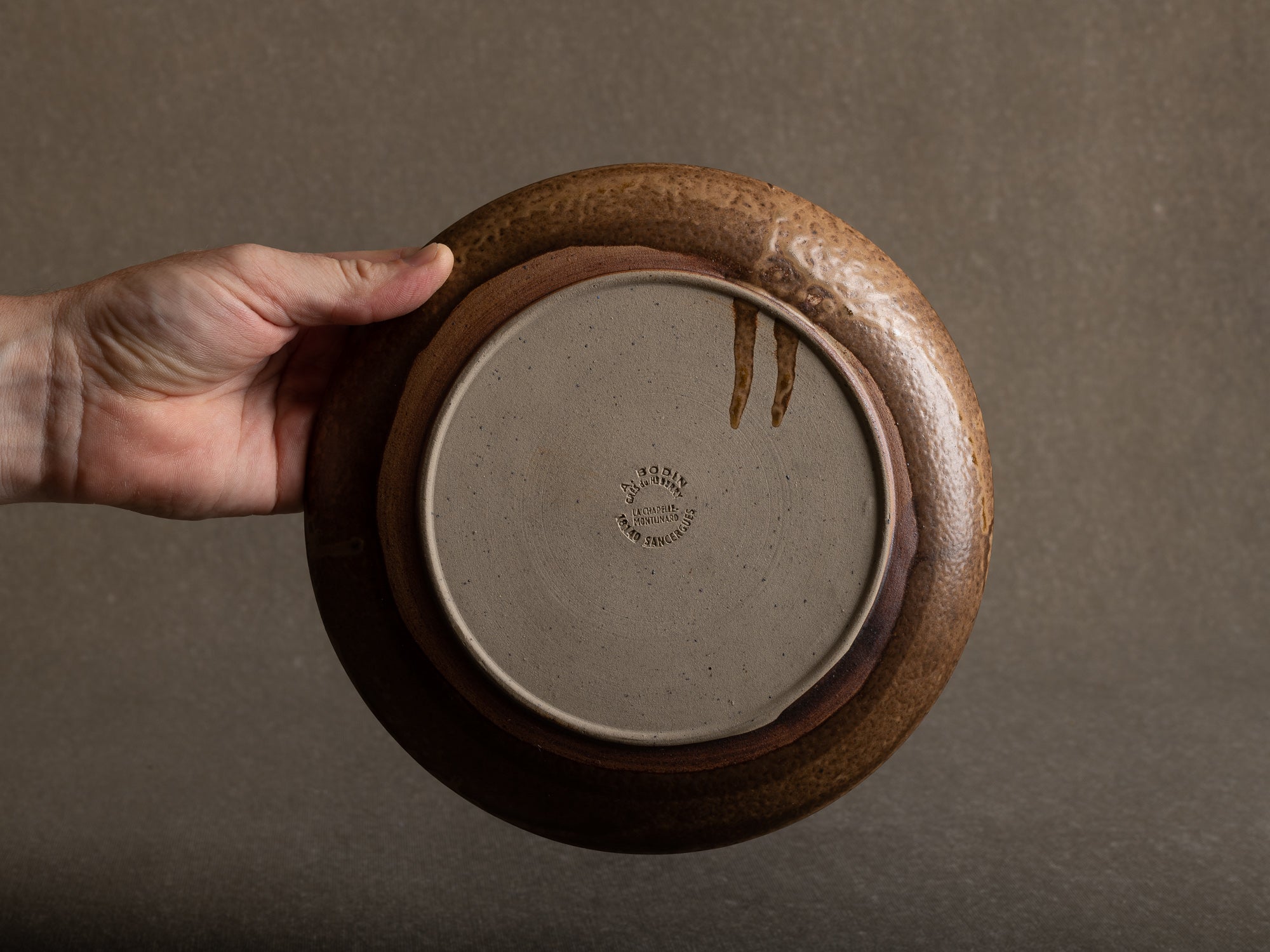 Important service de table en grès par André Bodin, France (vers 1965)..Wabi Sabi Tableware plates set by André Bodin, France (circa 1965)