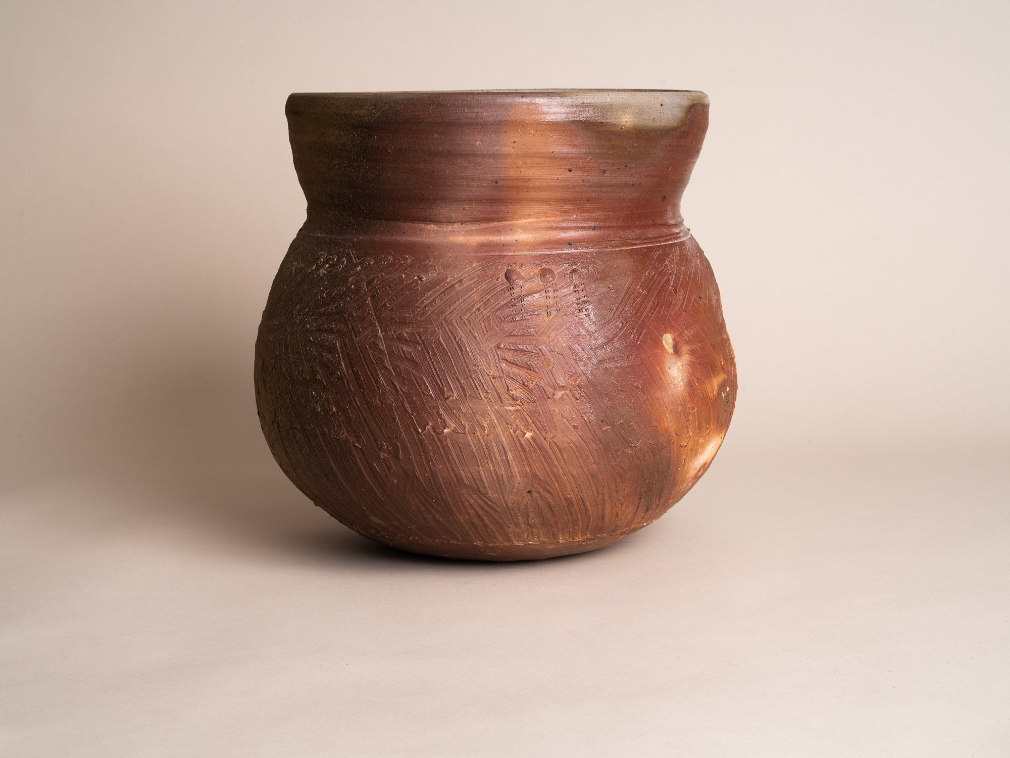 Pot monumental d'Hervé Rousseau à la Borne, France (vers 1985)..La Borne planter pot by Hervé Rousseau, France (circa 1985)
