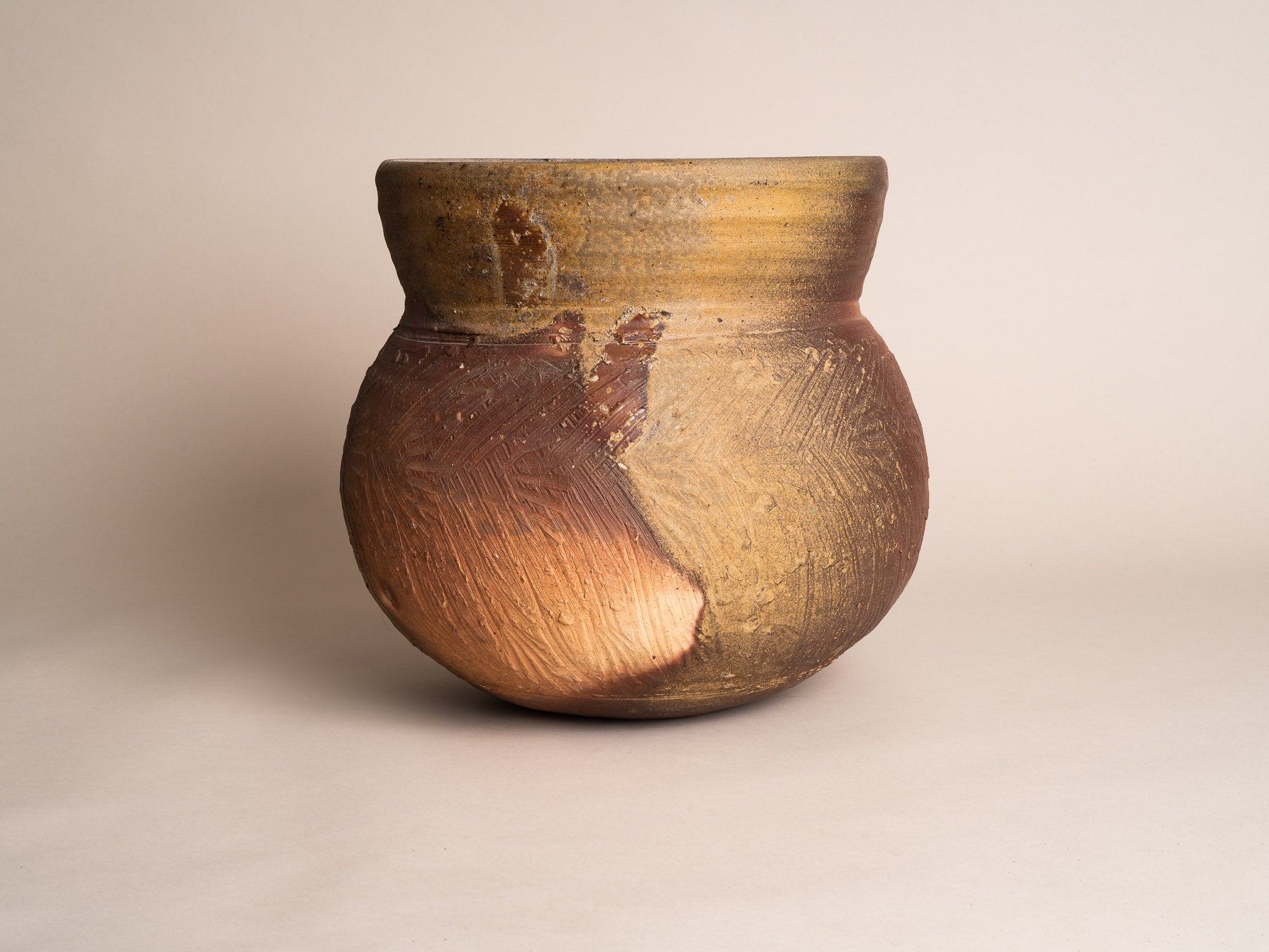 Pot monumental d'Hervé Rousseau à la Borne, France (vers 1985)..La Borne planter pot by Hervé Rousseau, France (circa 1985)