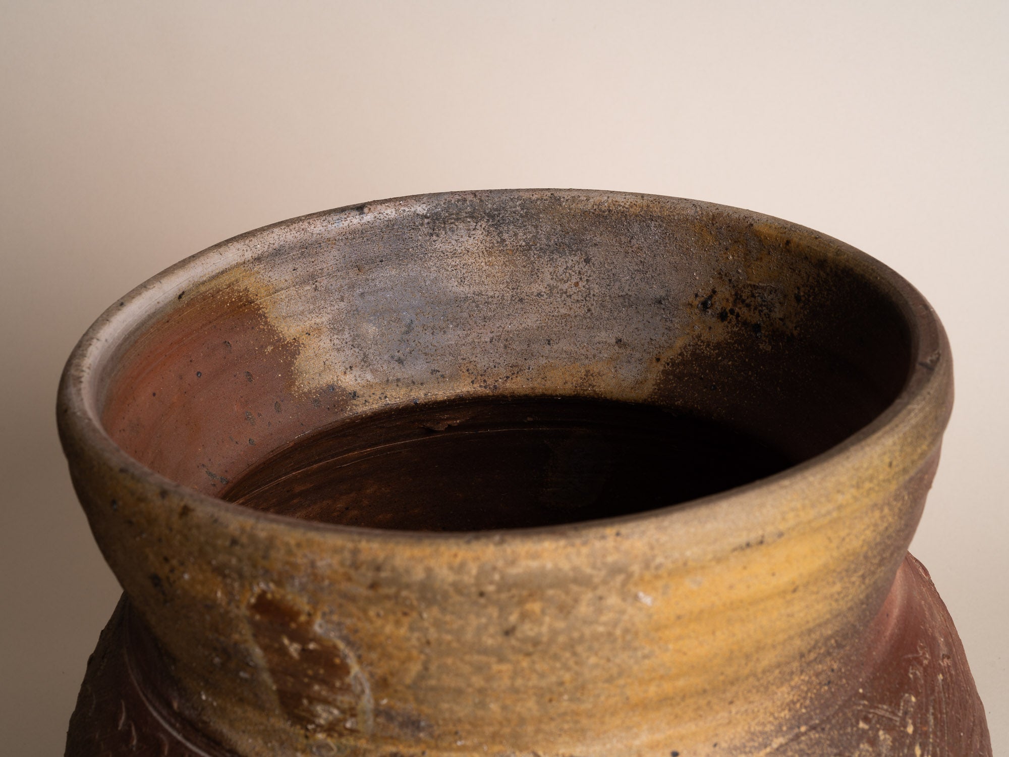 Pot monumental d'Hervé Rousseau à la Borne, France (vers 1985)..La Borne planter pot by Hervé Rousseau, France (circa 1985)