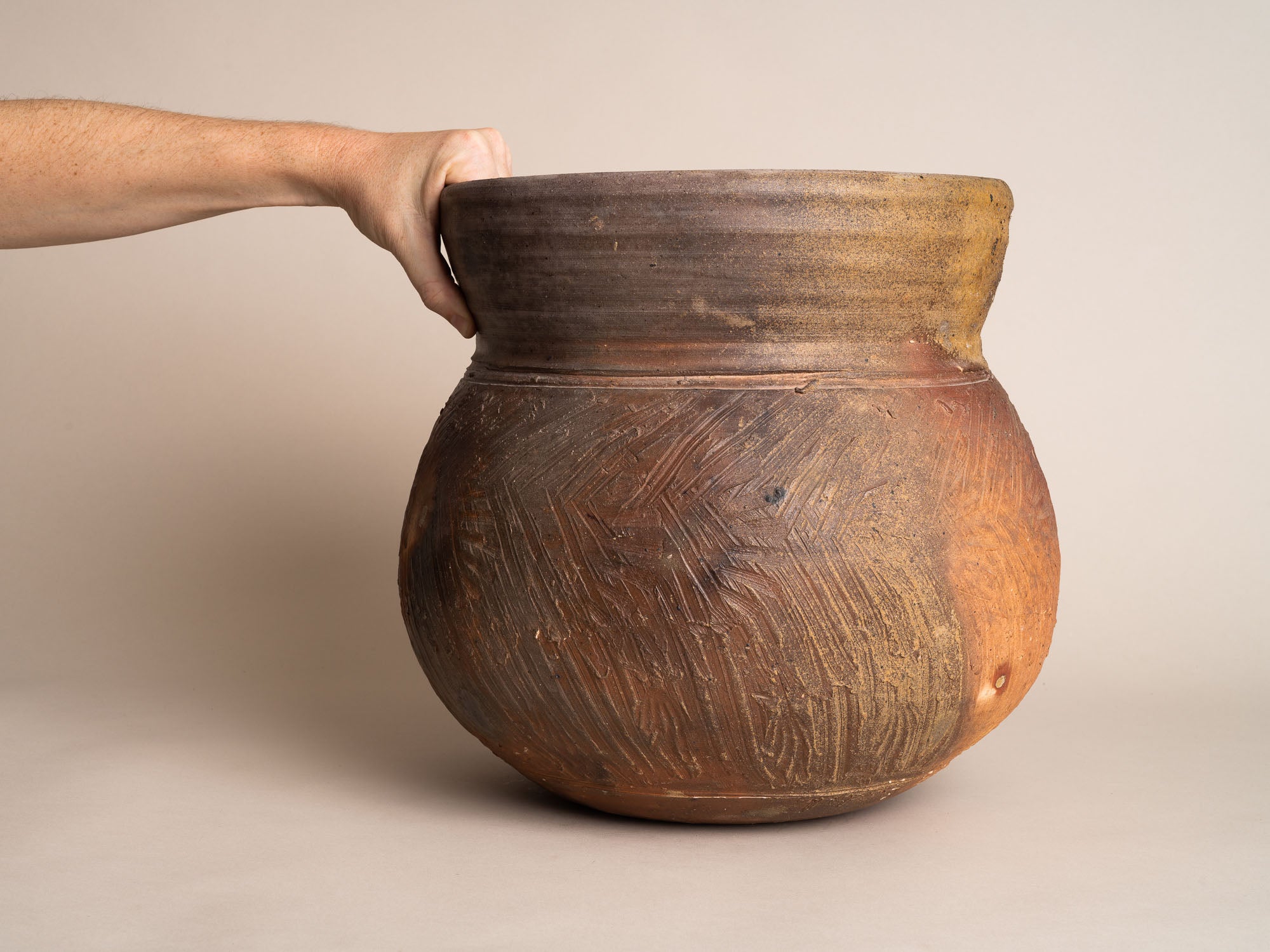 Pot monumental d'Hervé Rousseau à la Borne, France (vers 1985)..La Borne planter pot by Hervé Rousseau, France (circa 1985)