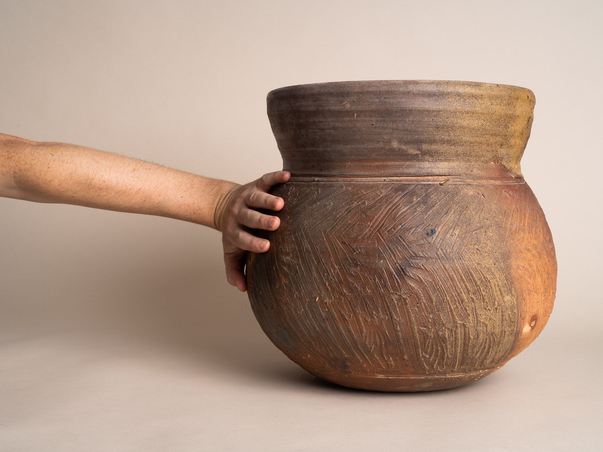 Pot monumental d'Hervé Rousseau à la Borne, France (vers 1985)..La Borne planter pot by Hervé Rousseau, France (circa 1985)