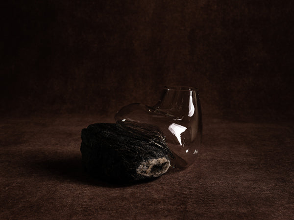Vase‑sculpture "vertigo noir" de Lætitia Jacquetton, France (2021)..Sculpture‑vase "vertigo noir" by Lætitia Jacquetton, France (2021)