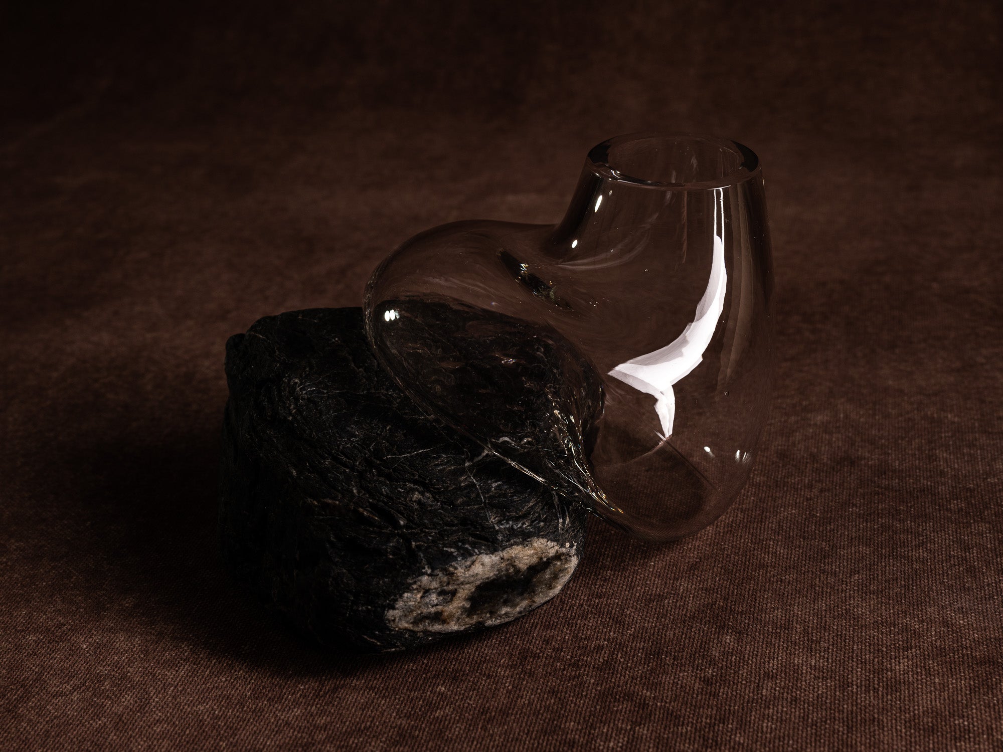 Vase‑sculpture "vertigo noir" de Lætitia Jacquetton, France (2021)..Sculpture‑vase "vertigo noir" by Lætitia Jacquetton, France (2021)