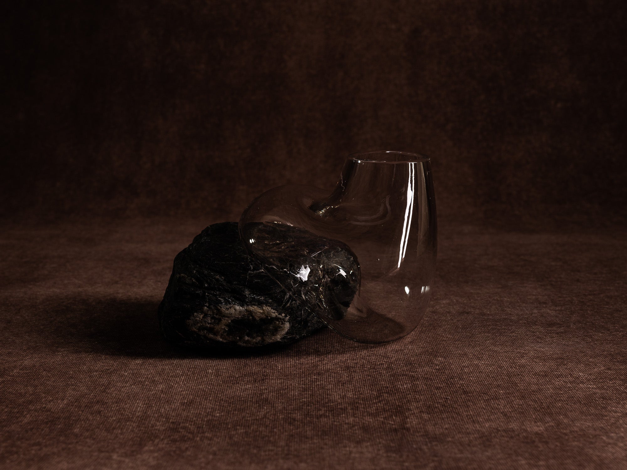 Vase‑sculpture "vertigo noir" de Lætitia Jacquetton, France (2021)..Sculpture‑vase "vertigo noir" by Lætitia Jacquetton, France (2021)