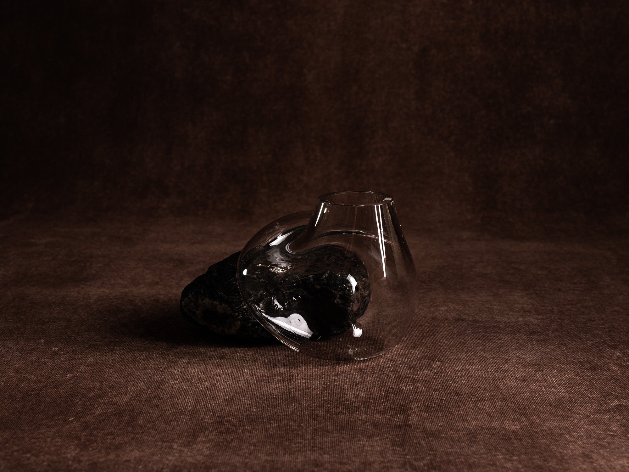 Vase‑sculpture "vertigo noir" de Lætitia Jacquetton, France (2021)..Sculpture‑vase "vertigo noir" by Lætitia Jacquetton, France (2021)