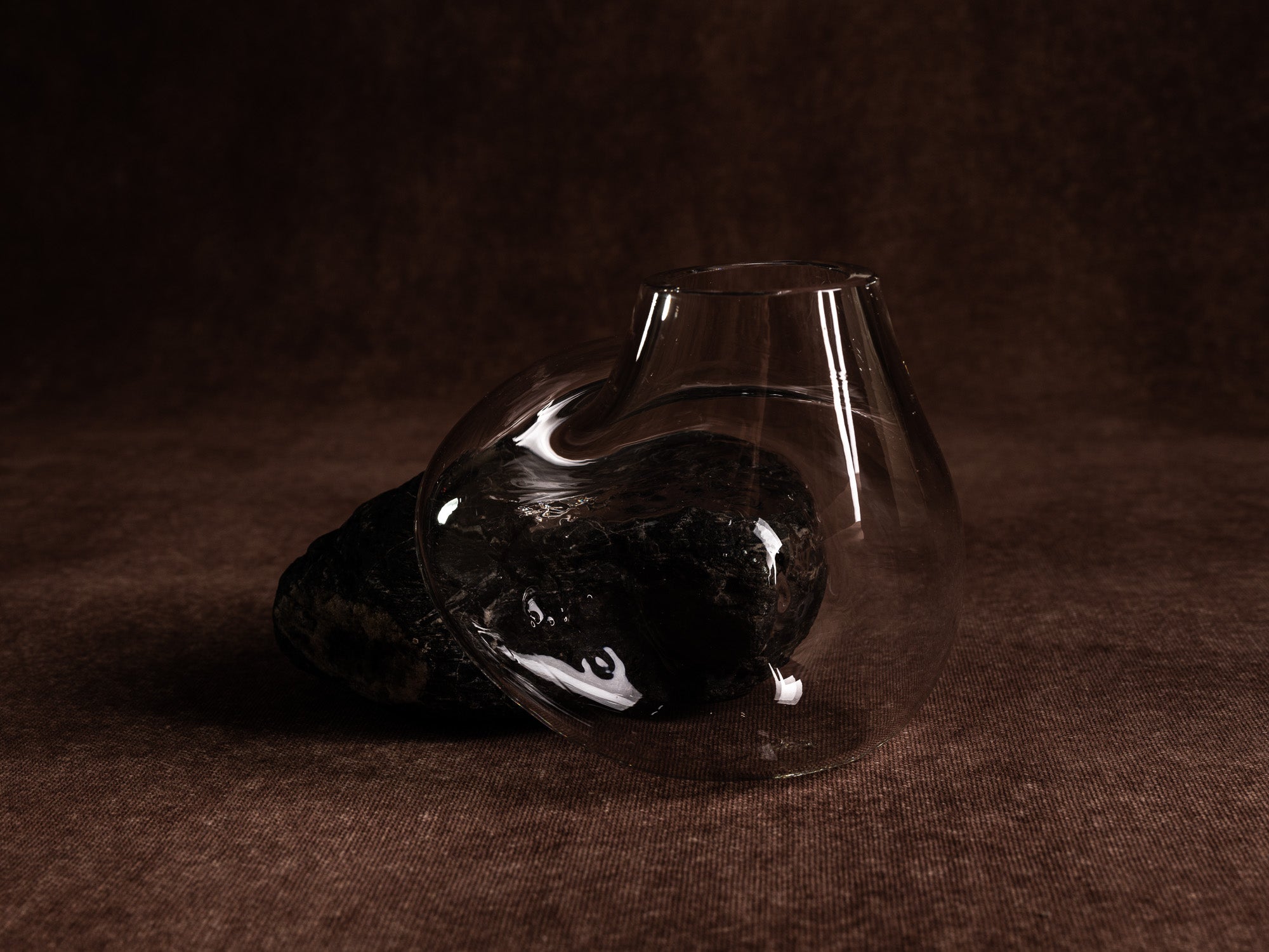 Vase‑sculpture "vertigo noir" de Lætitia Jacquetton, France (2021)..Sculpture‑vase "vertigo noir" by Lætitia Jacquetton, France (2021)