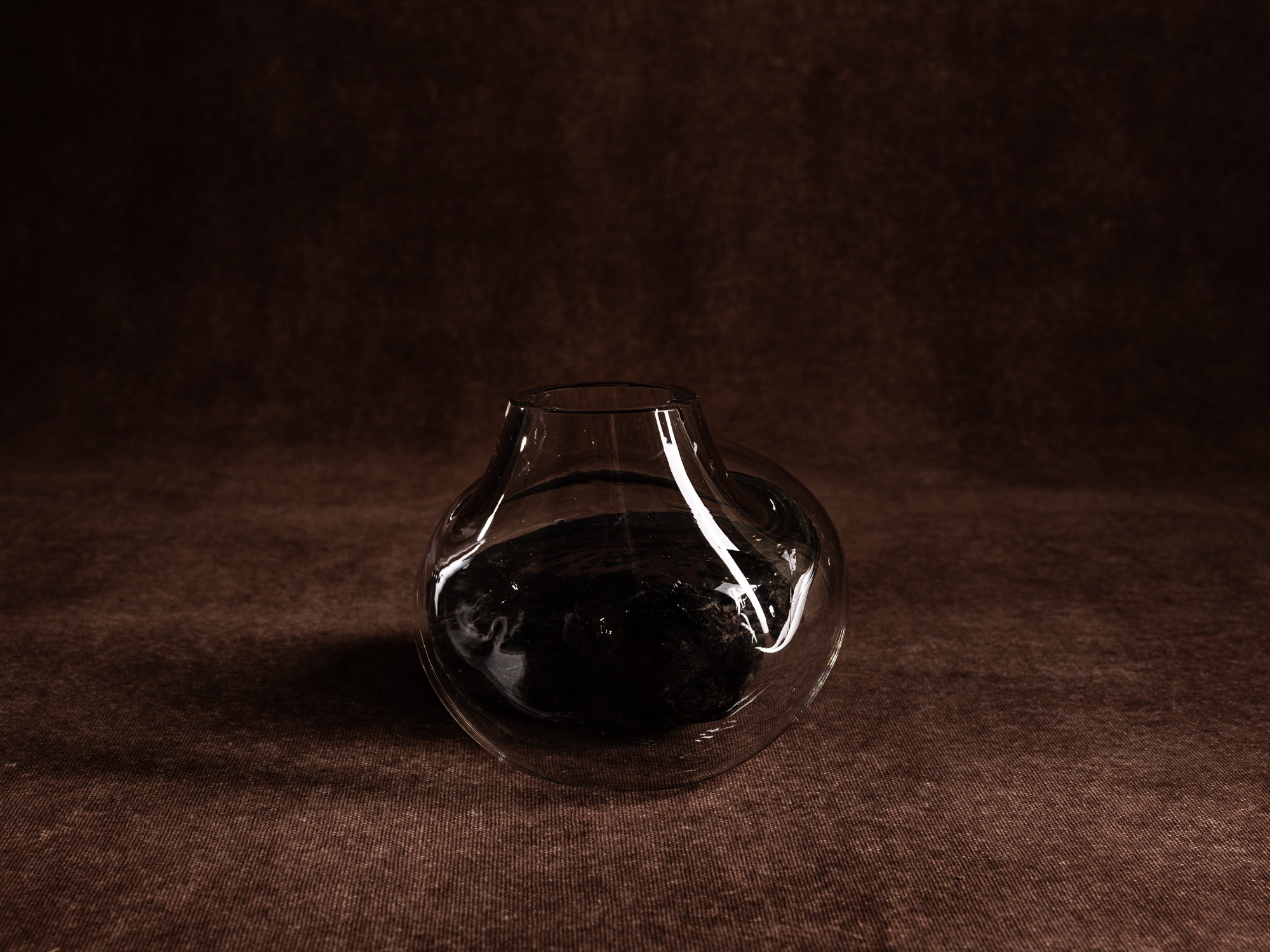 Vase‑sculpture "vertigo noir" de Lætitia Jacquetton, France (2021)..Sculpture‑vase "vertigo noir" by Lætitia Jacquetton, France (2021)