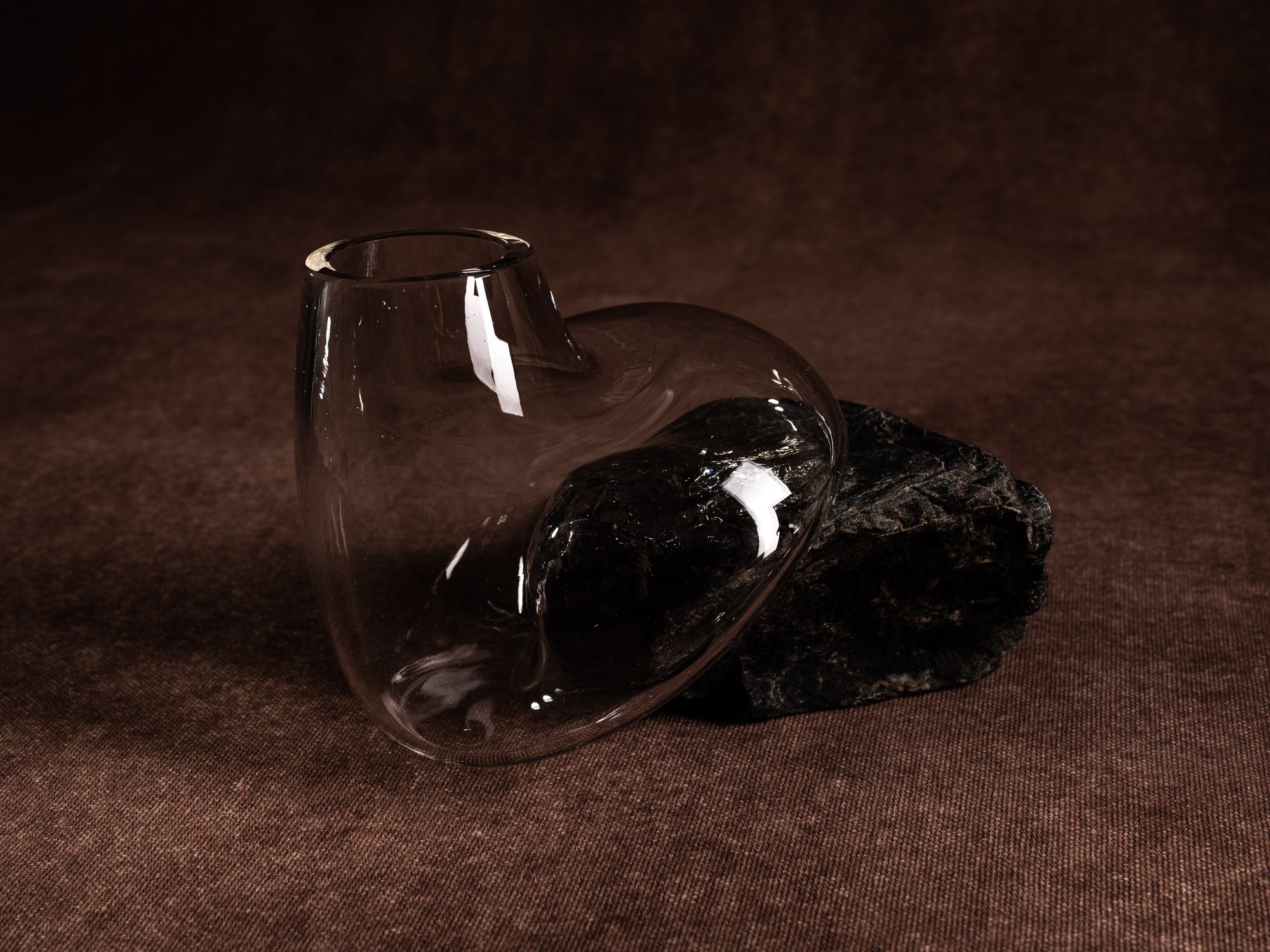 Vase‑sculpture "vertigo noir" de Lætitia Jacquetton, France (2021)..Sculpture‑vase "vertigo noir" by Lætitia Jacquetton, France (2021)