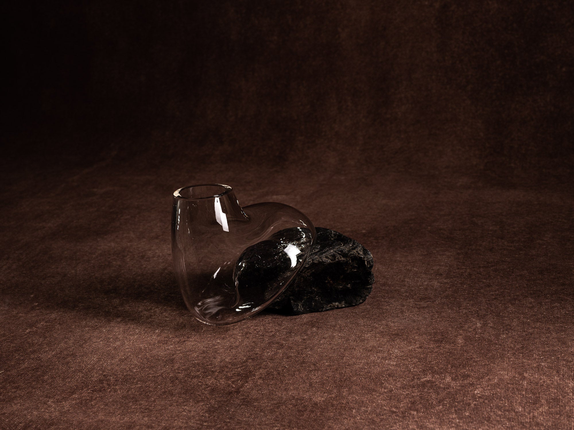 Vase‑sculpture "vertigo noir" de Lætitia Jacquetton, France (2021)..Sculpture‑vase "vertigo noir" by Lætitia Jacquetton, France (2021)