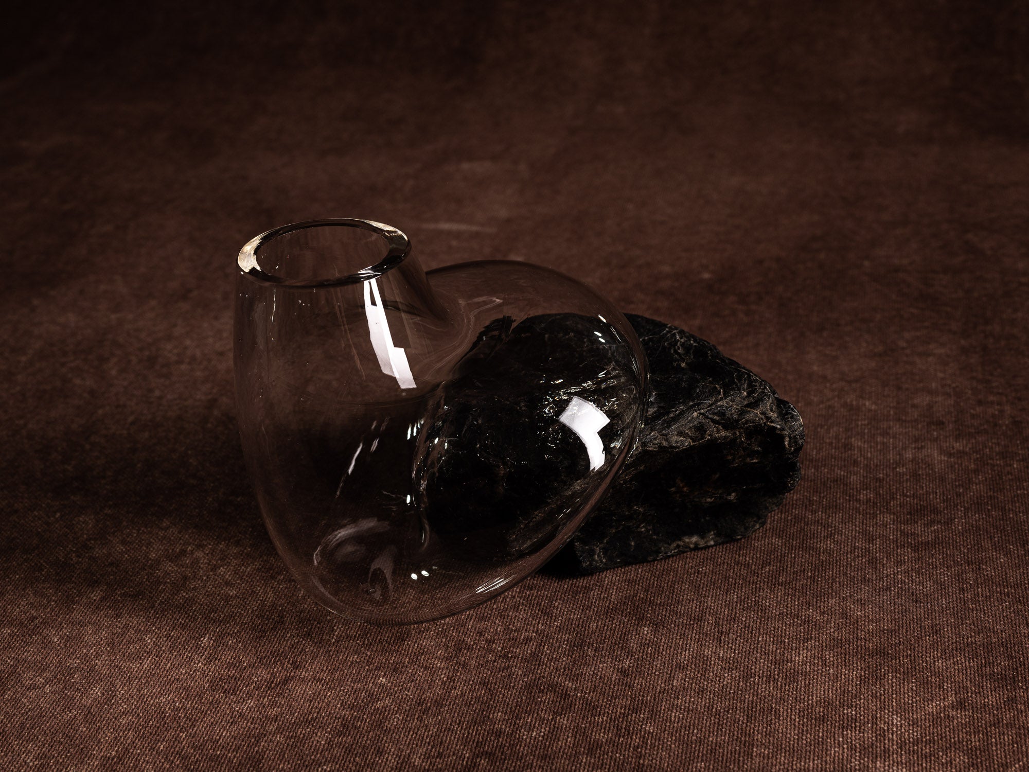 Vase‑sculpture "vertigo noir" de Lætitia Jacquetton, France (2021)..Sculpture‑vase "vertigo noir" by Lætitia Jacquetton, France (2021)