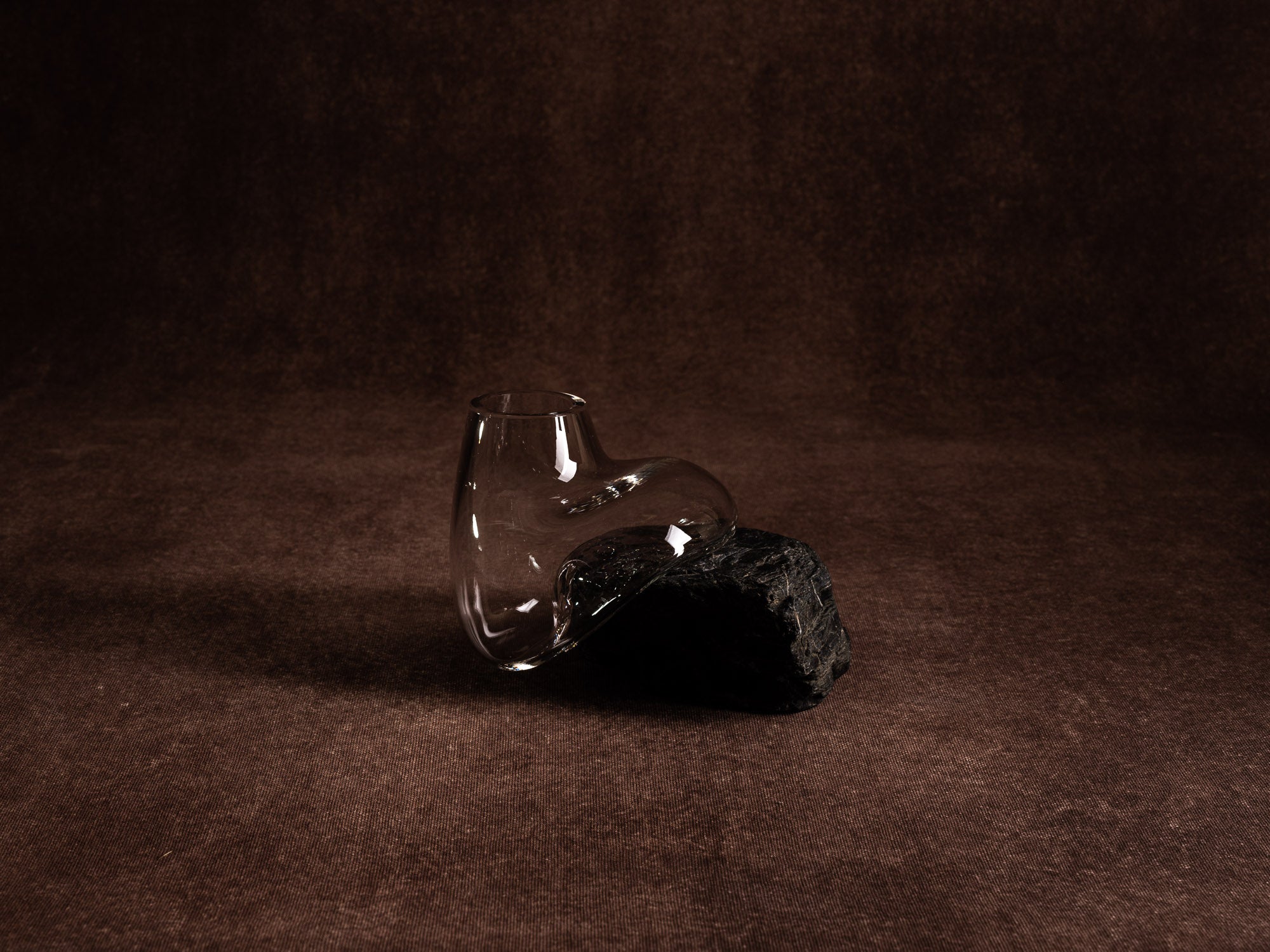 Vase‑sculpture "vertigo noir" de Lætitia Jacquetton, France (2021)..Sculpture‑vase "vertigo noir" by Lætitia Jacquetton, France (2021)