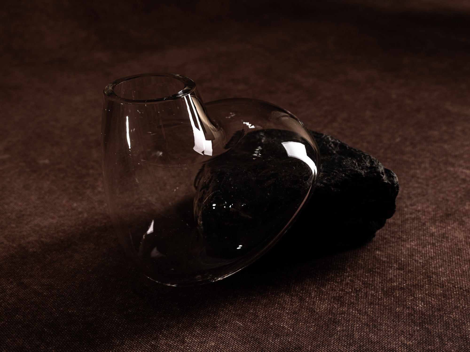 Vase‑sculpture "vertigo noir" de Lætitia Jacquetton, France (2021)..Sculpture‑vase "vertigo noir" by Lætitia Jacquetton, France (2021)