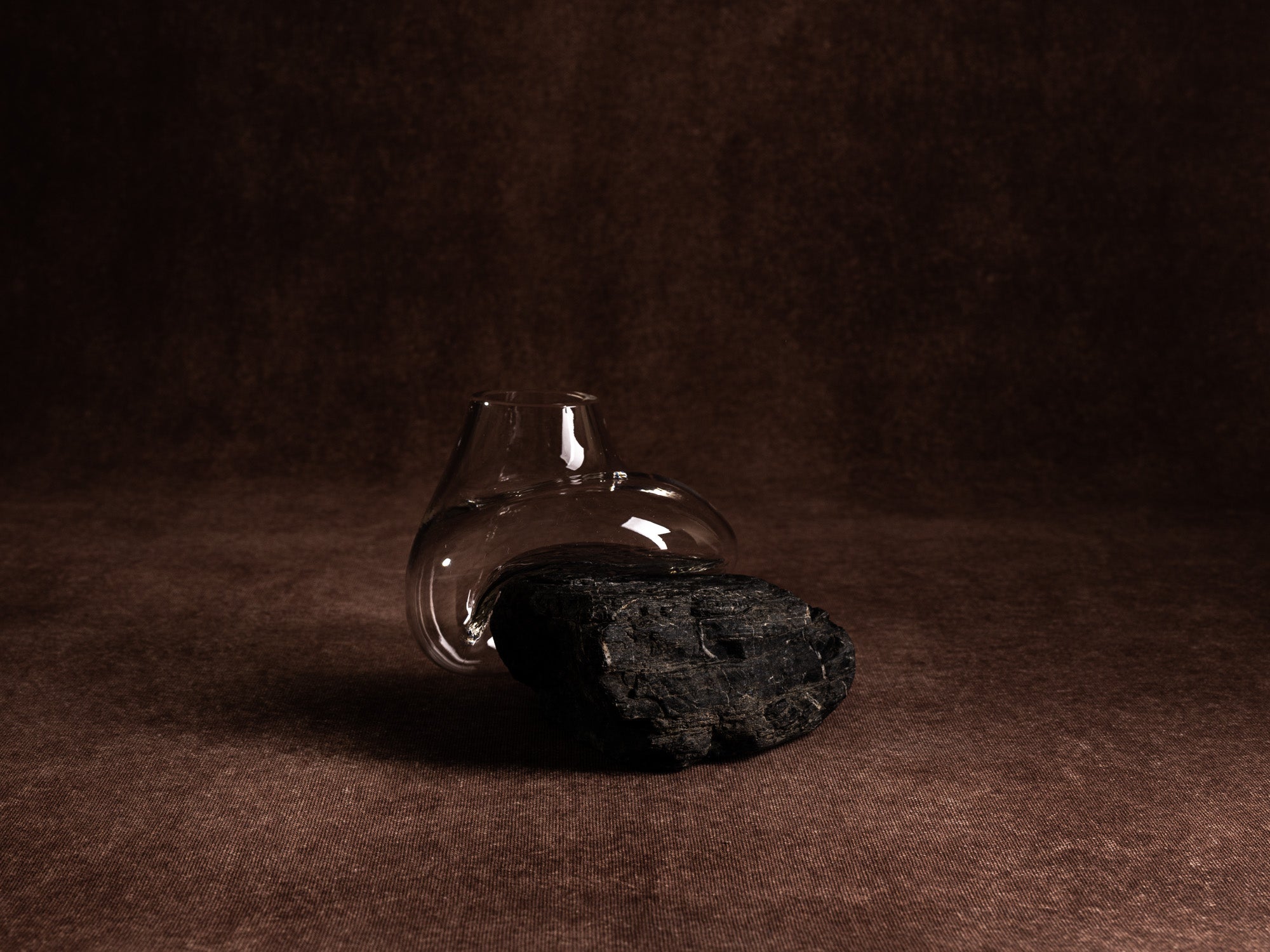 Vase‑sculpture "vertigo noir" de Lætitia Jacquetton, France (2021)..Sculpture‑vase "vertigo noir" by Lætitia Jacquetton, France (2021)