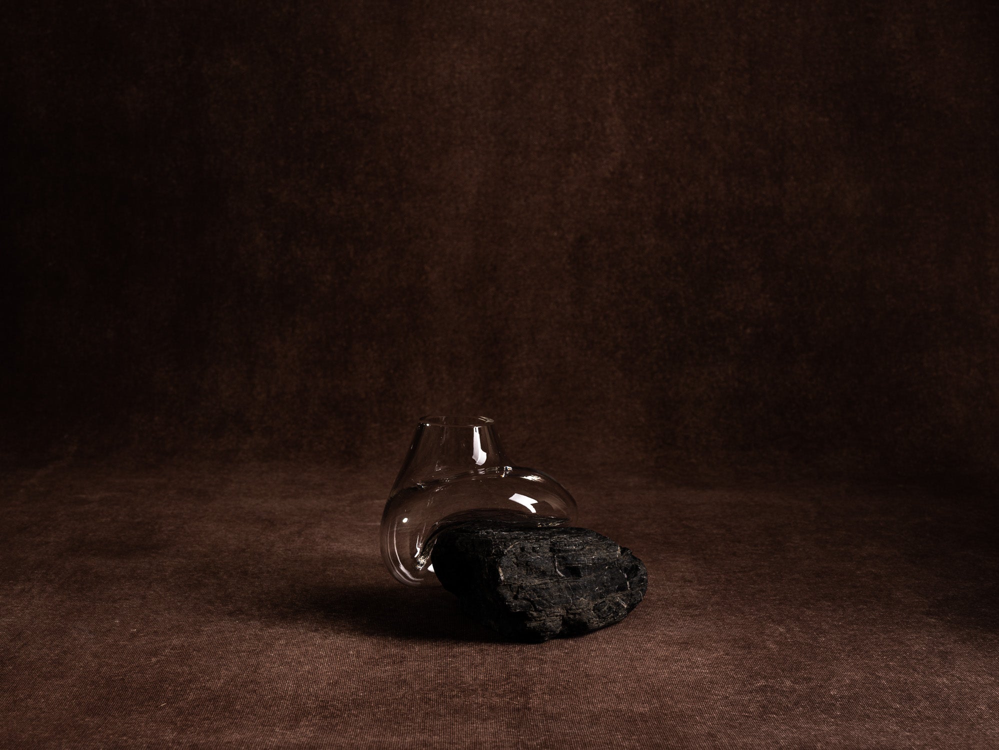 Vase‑sculpture "vertigo noir" de Lætitia Jacquetton, France (2021)..Sculpture‑vase "vertigo noir" by Lætitia Jacquetton, France (2021)