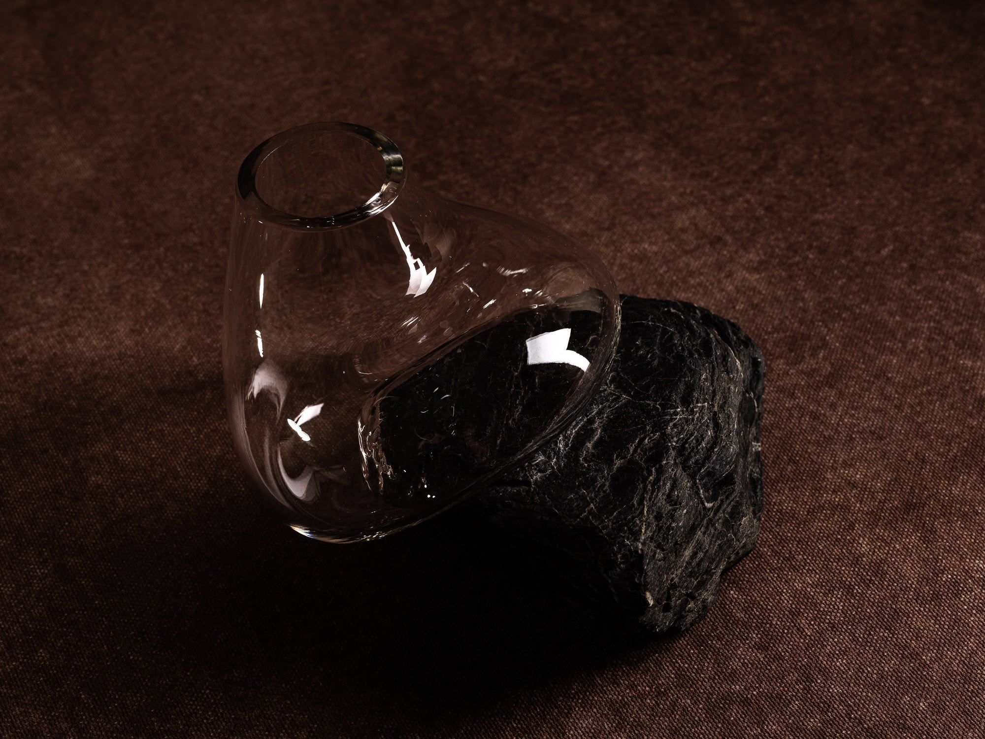 Vase‑sculpture "vertigo noir" de Lætitia Jacquetton, France (2021)..Sculpture‑vase "vertigo noir" by Lætitia Jacquetton, France (2021)