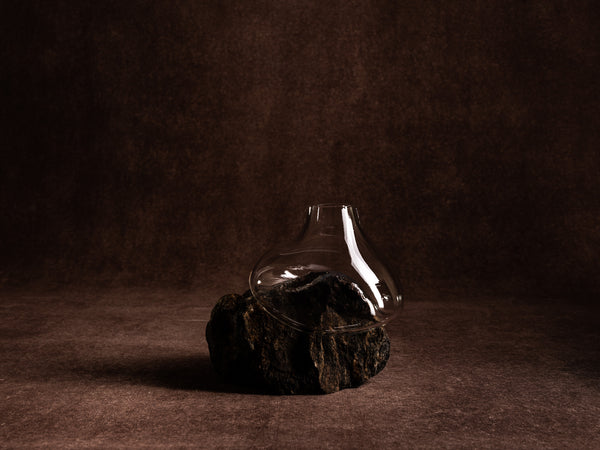 Vase‑sculpture "Montagne plissée" de Lætitia Jacquetton, France (2021)..Sculpture‑vase "Montagne plissée" by Lætitia Jacquetton, France (2021)