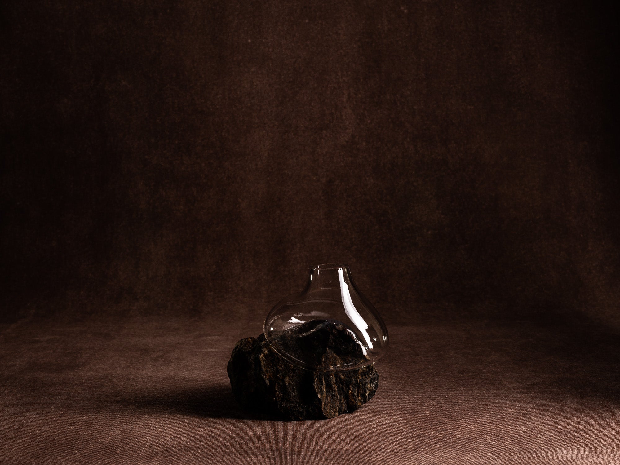 Vase‑sculpture "Montagne plissée" de Lætitia Jacquetton, France (2021)..Sculpture‑vase "Montagne plissée" by Lætitia Jacquetton, France (2021)